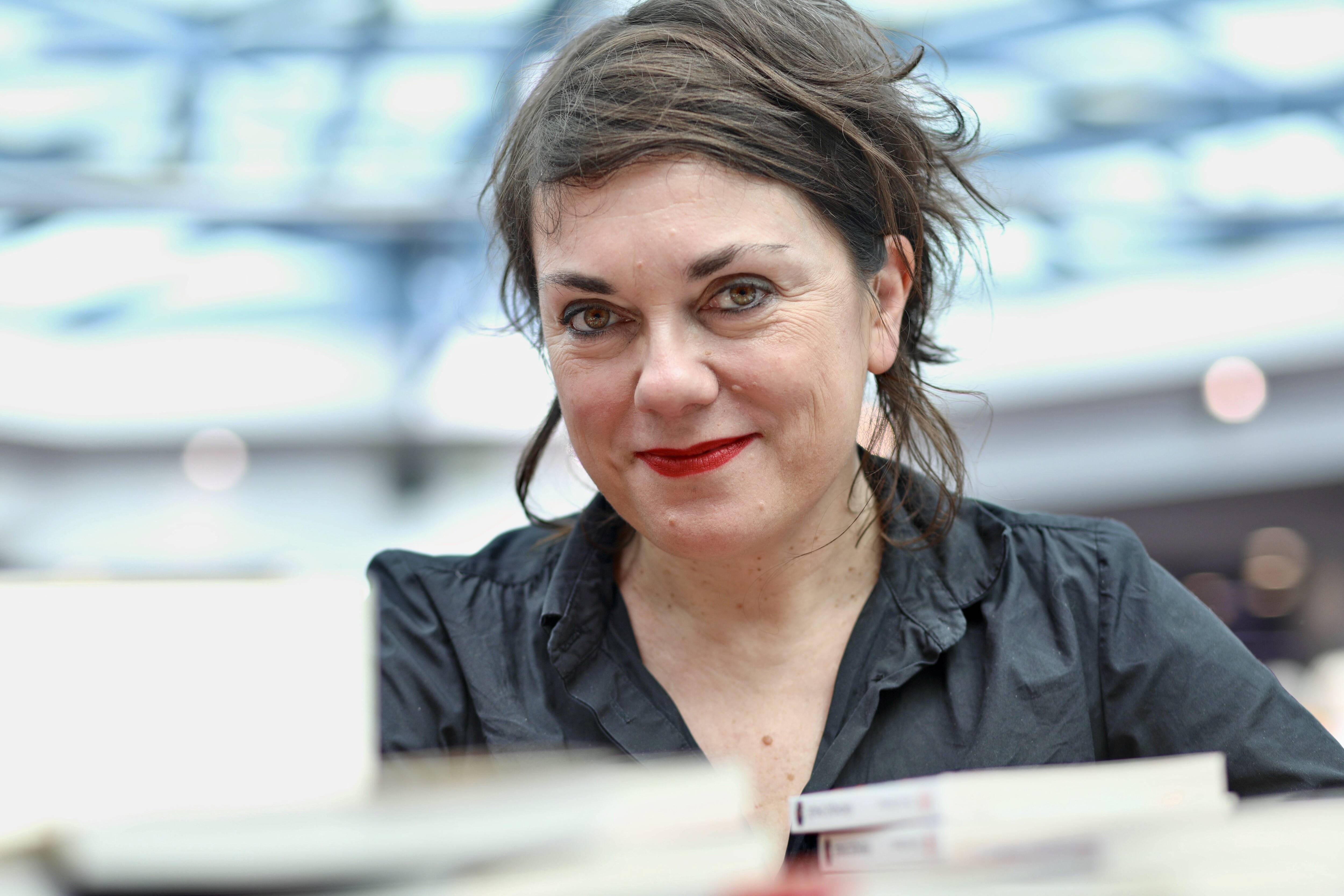 "Ce qui est intéressant, c'est les gens qui doutent": Véronique Ovaldé sort un recueil de nouvelle décomplexant, "A nos vies imparfaites"