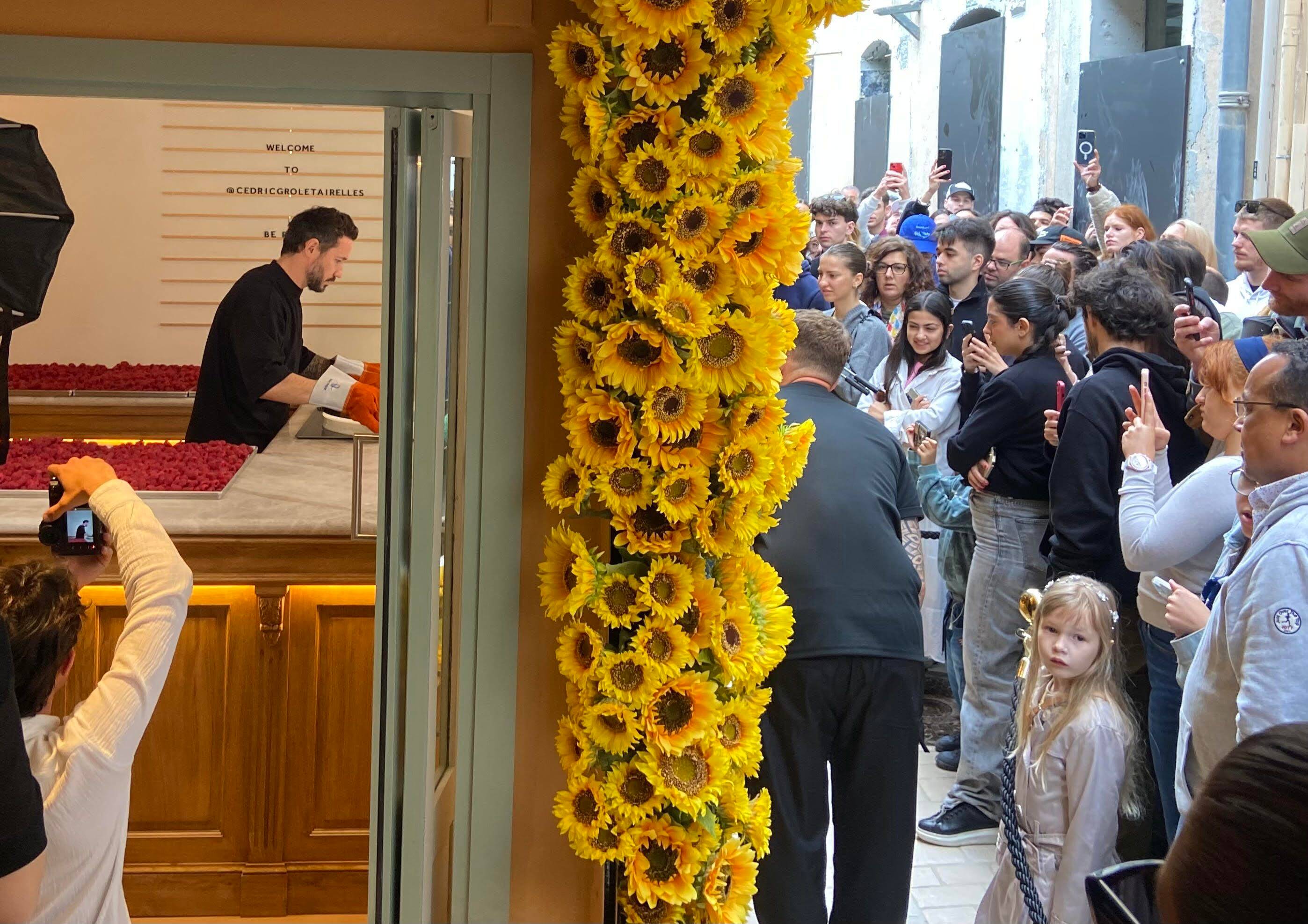 "Ça valait le coup d'attendre plus de deux heures": une centaine de fans se déplace pour Cédric Grolet à Saint-Tropez
