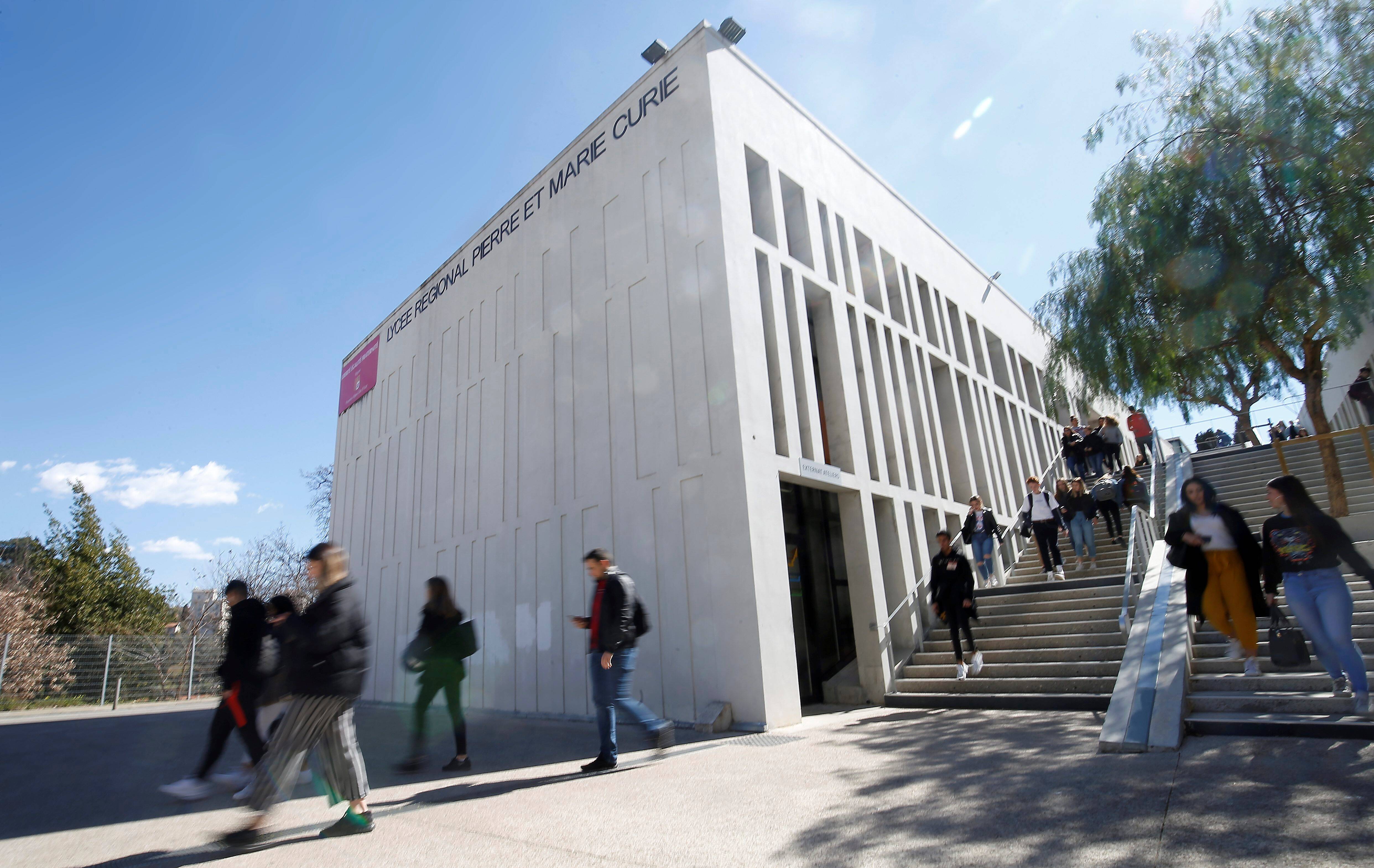 Un blocus pour la Palestine devant le lycée Pierre et Marie Curie Menton ce mardi