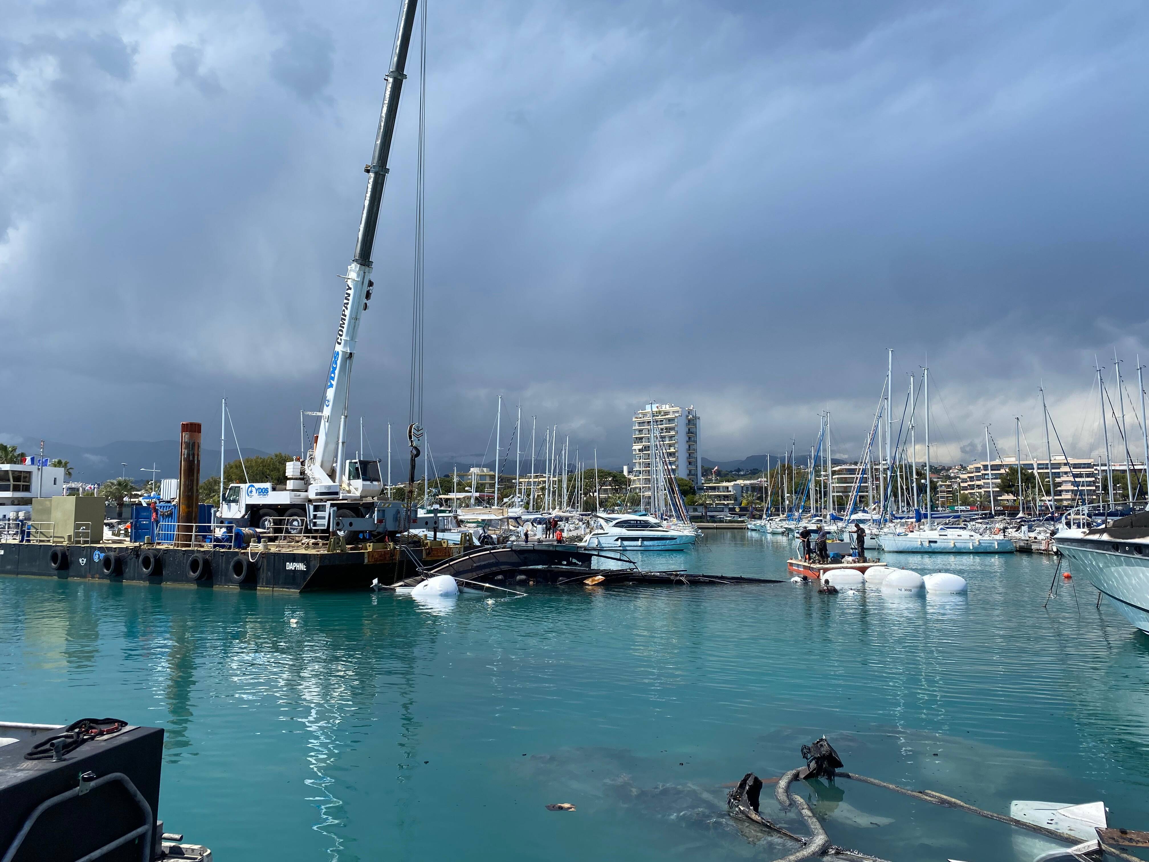 La première épave d'un des bateaux qui a pris feu retirée du chenal du port de Saint-Laurent ce mardi après-midi