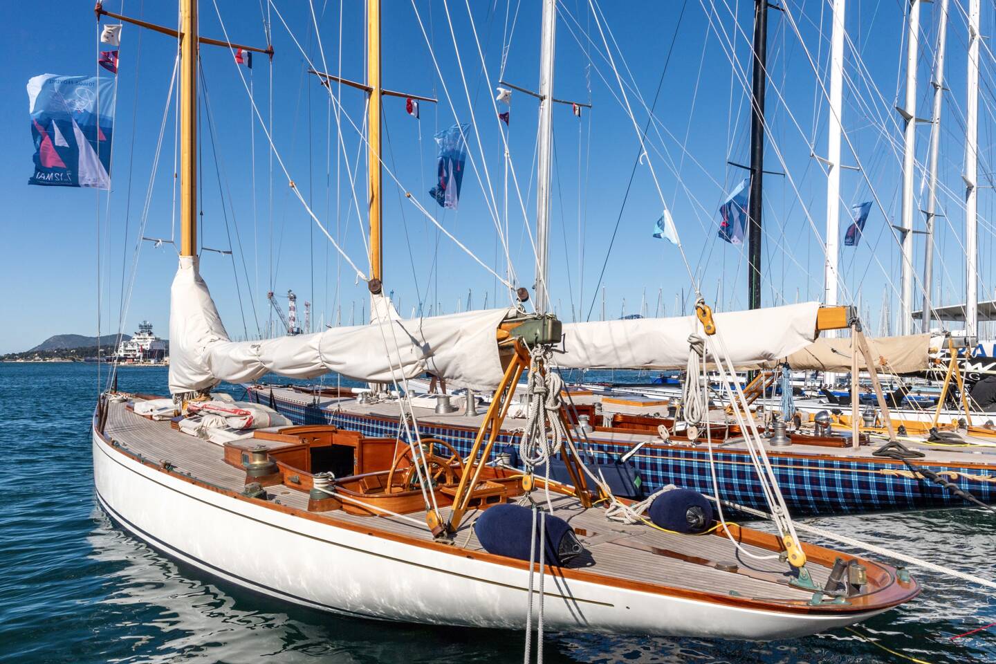 Ils sont arrivés en début de semaine à Toulon: neuf prestigieux bateaux "12mJI", que le grand public peut découvrir au carré du port.