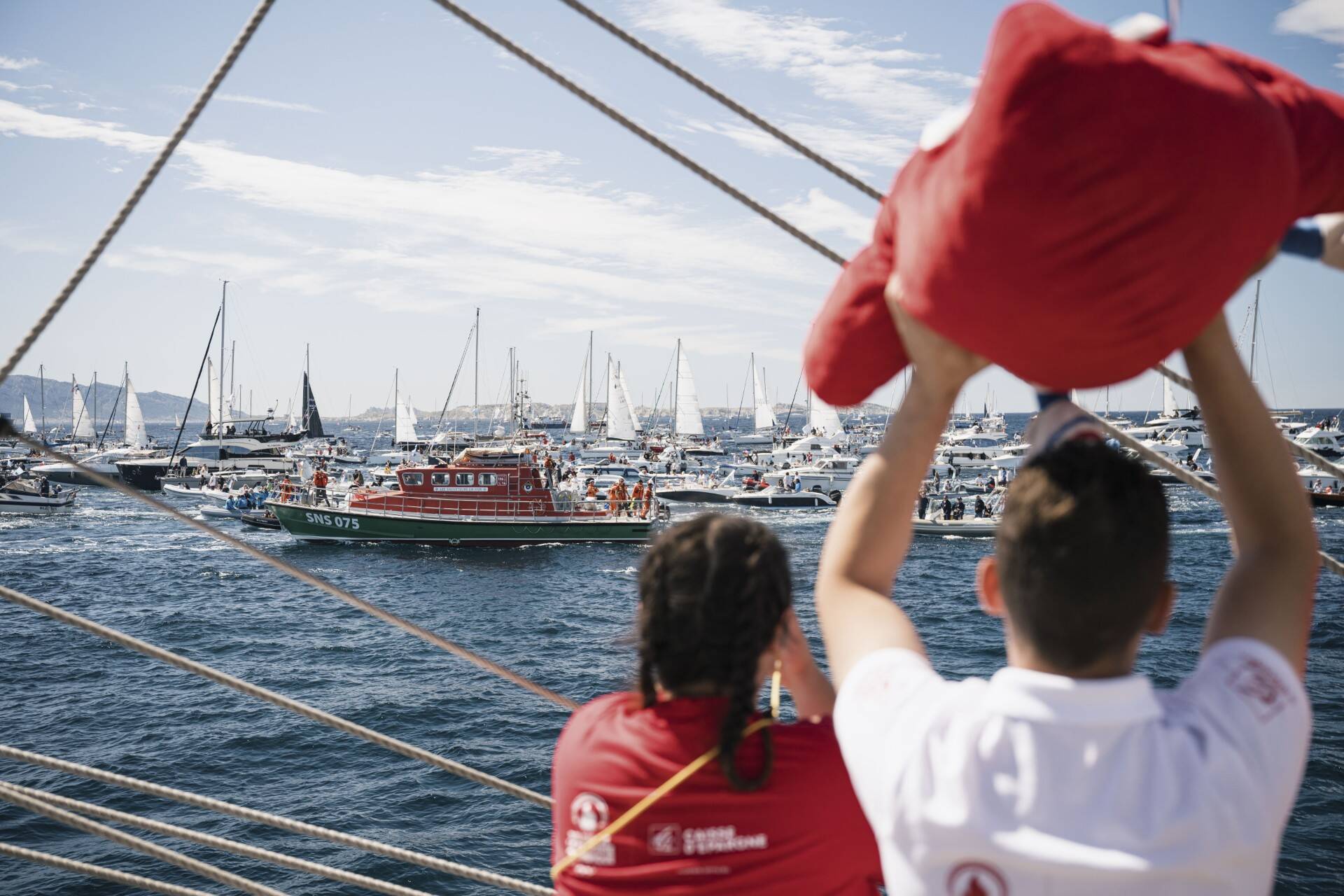 Flamme olympique à Marseille: un moment "très fort en émotion" pour la Varoise Manon, à bord du Belem