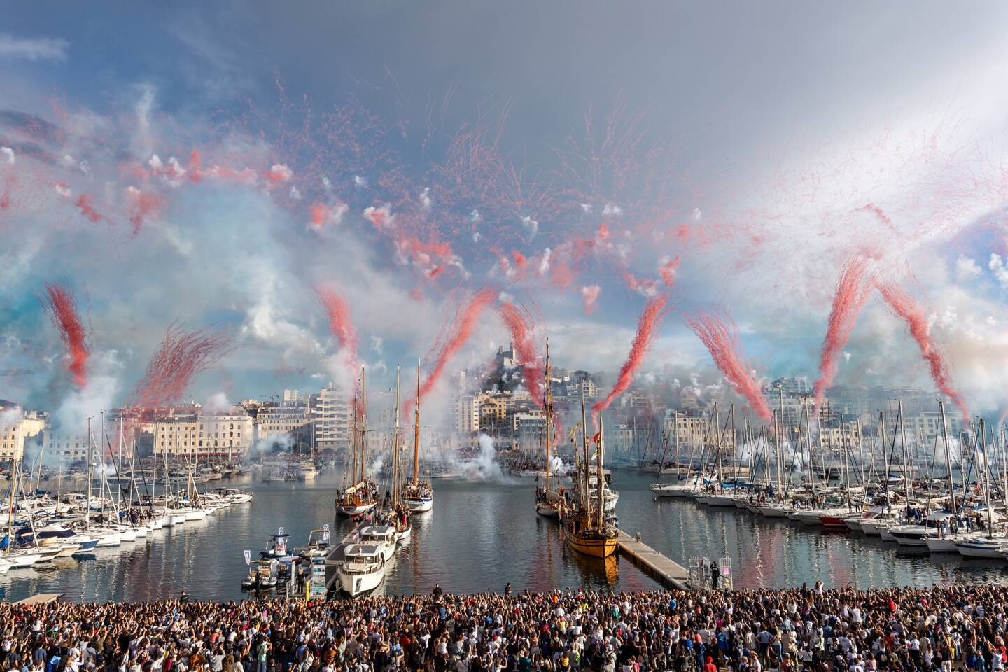 La foule des grands jours hier sur le Vieux-Port de Marseille pour accueillir le trois-mâts Belem et la flamme olympique. (Photo Florian Escoffier).