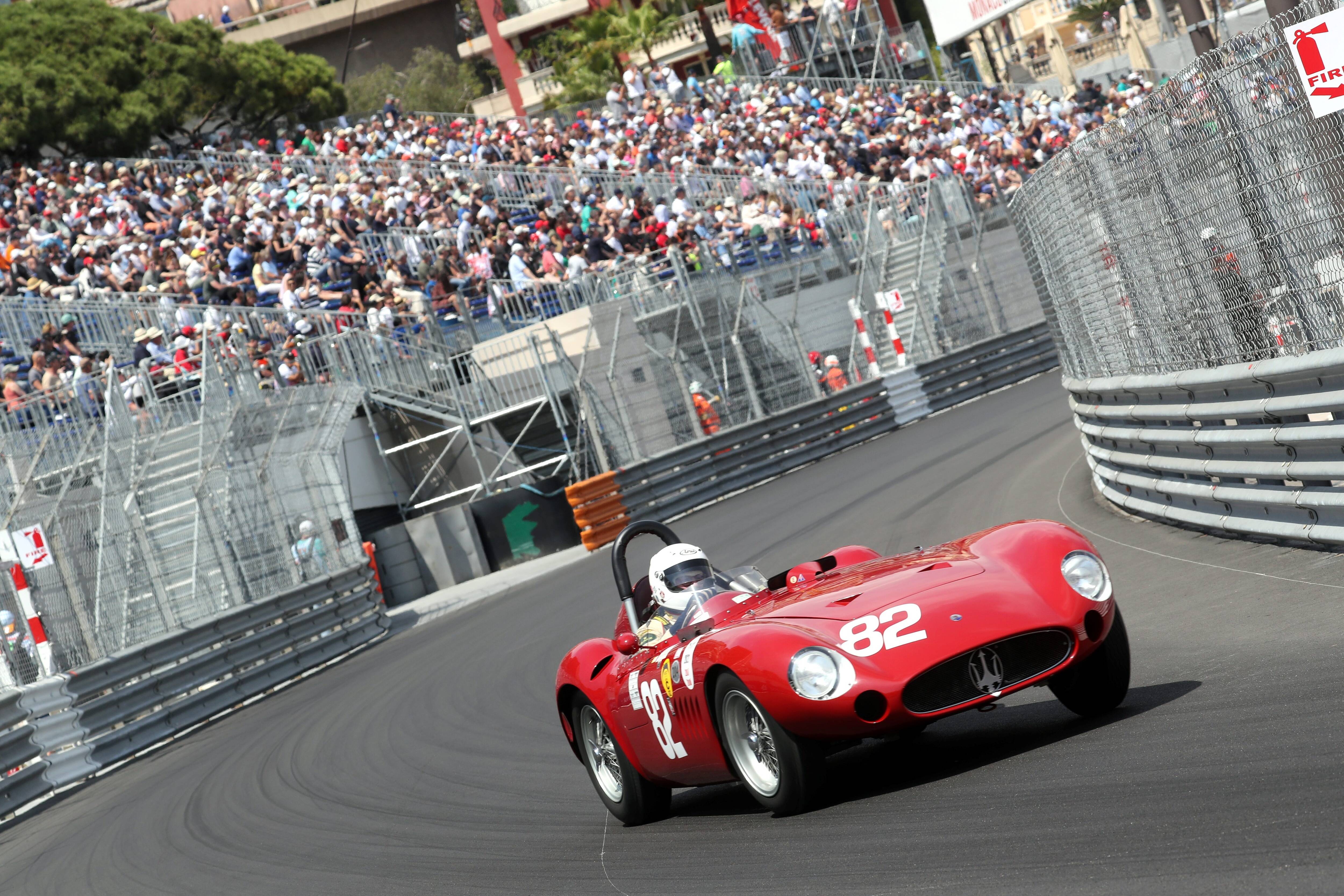La foule prête à se lever pour les gentlemen drivers du Grand Prix Historique de Monaco