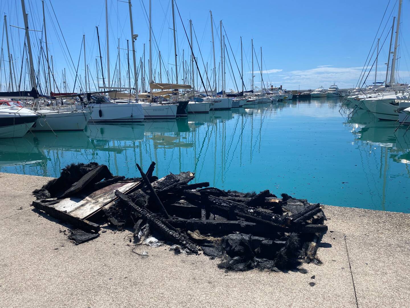 14m3de charbon provenant d’un bateau en bois qui a brûlé au port de Saint-Laurent-du-Var ont été ramassés.