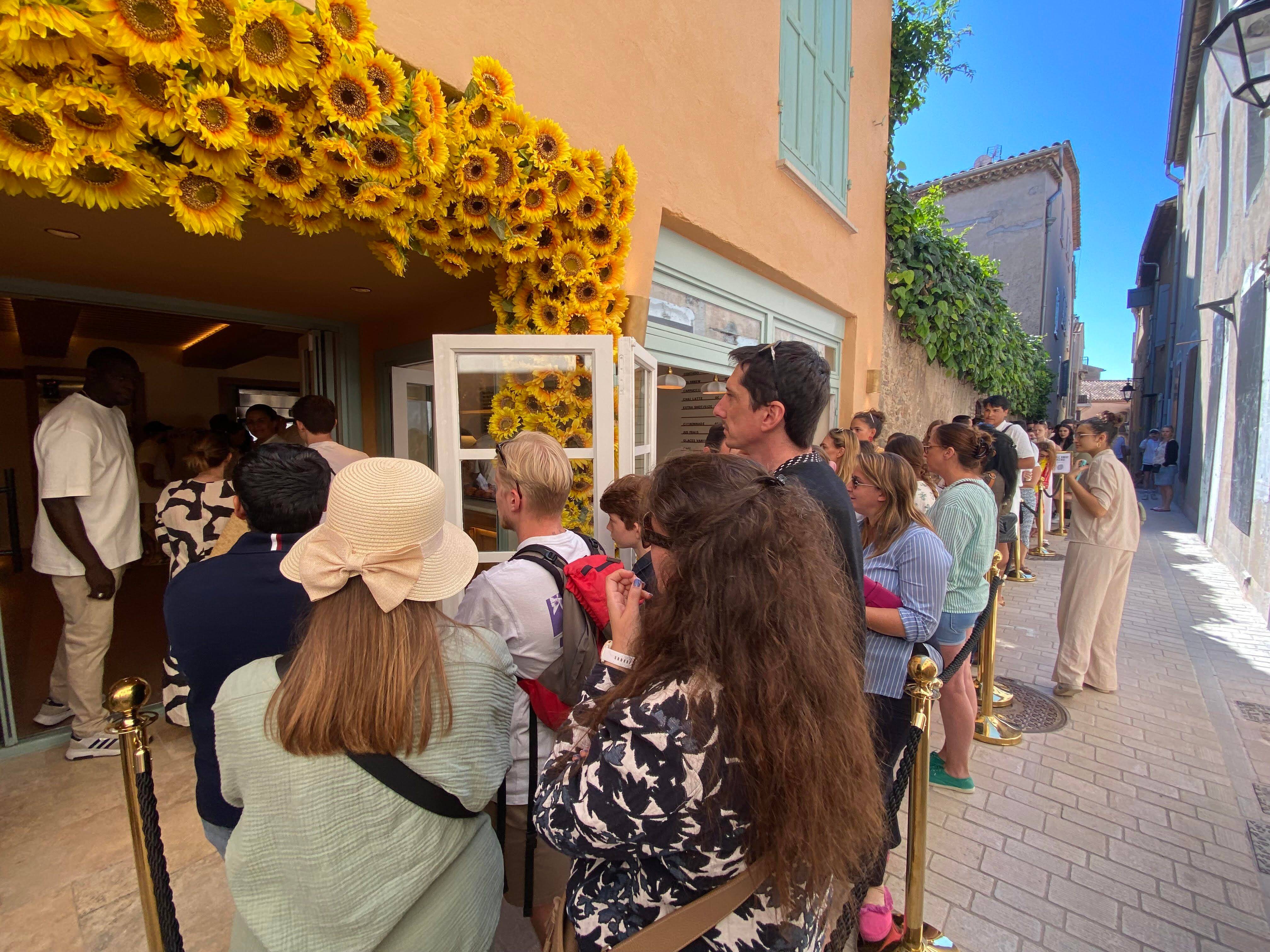 Plus de 3 heures d'attente pour l'ouverture de la nouvelle pâtisserie de Cédric Grolet à Saint-Tropez ce vendredi