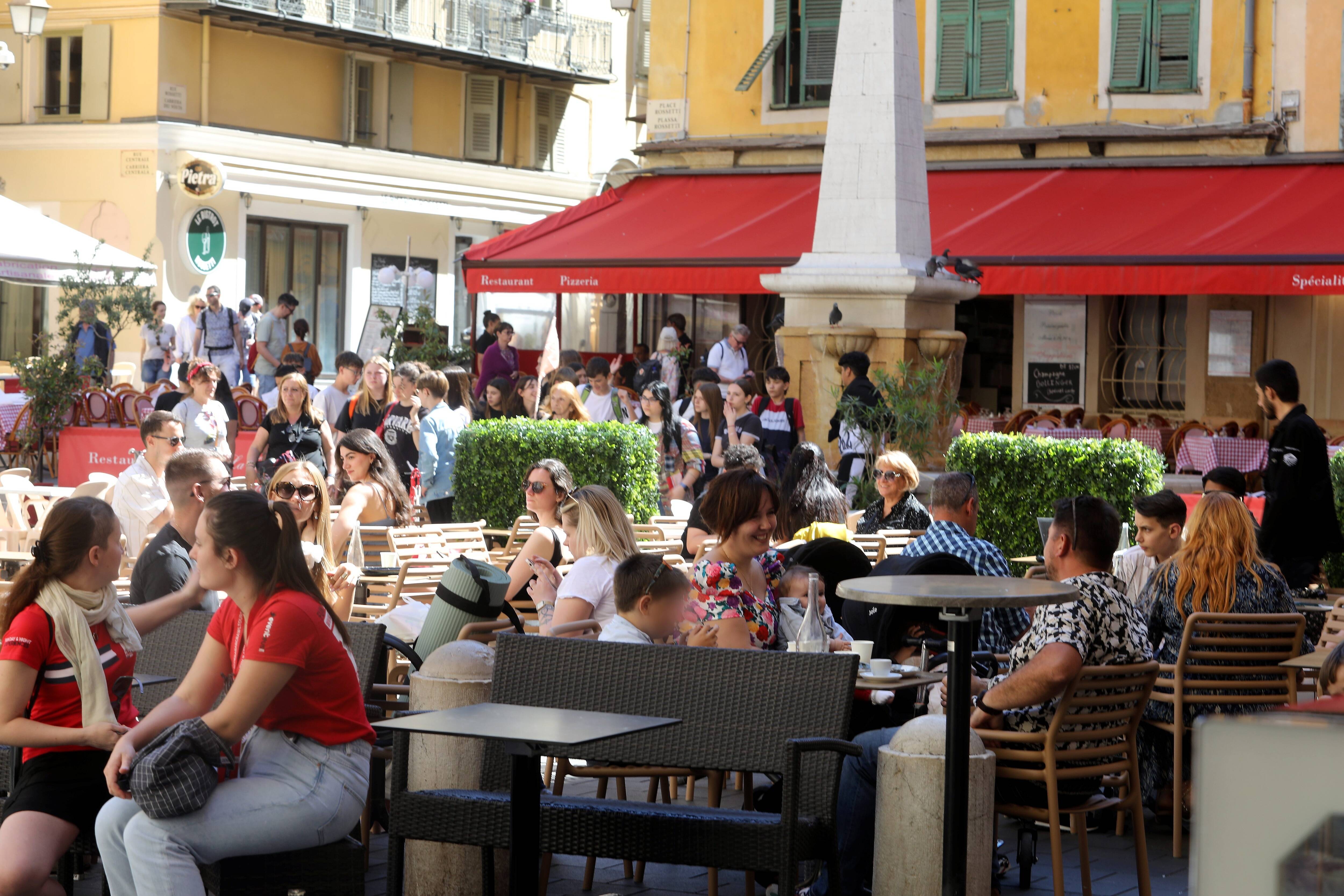 "Les glaces ont remplacé les gâteaux": à Nice beaucoup de monde dehors pour le retour du soleil... en attendant de nouvelles chutes de pluie