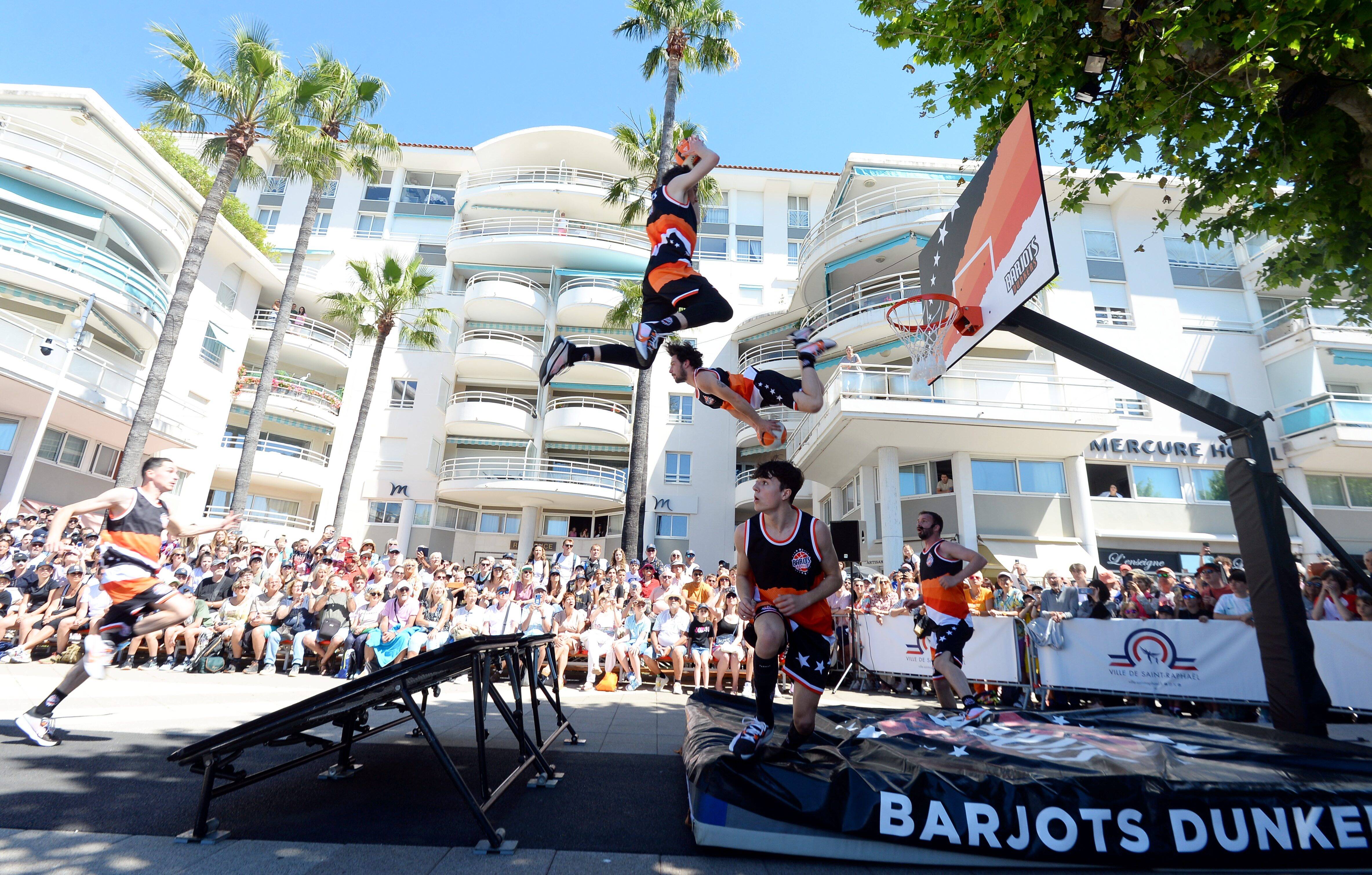 Equitation, tir à l'arc, boxe... Les Raphaëlois s'essayent aux activités olympiques, en marge du passage de la flamme
