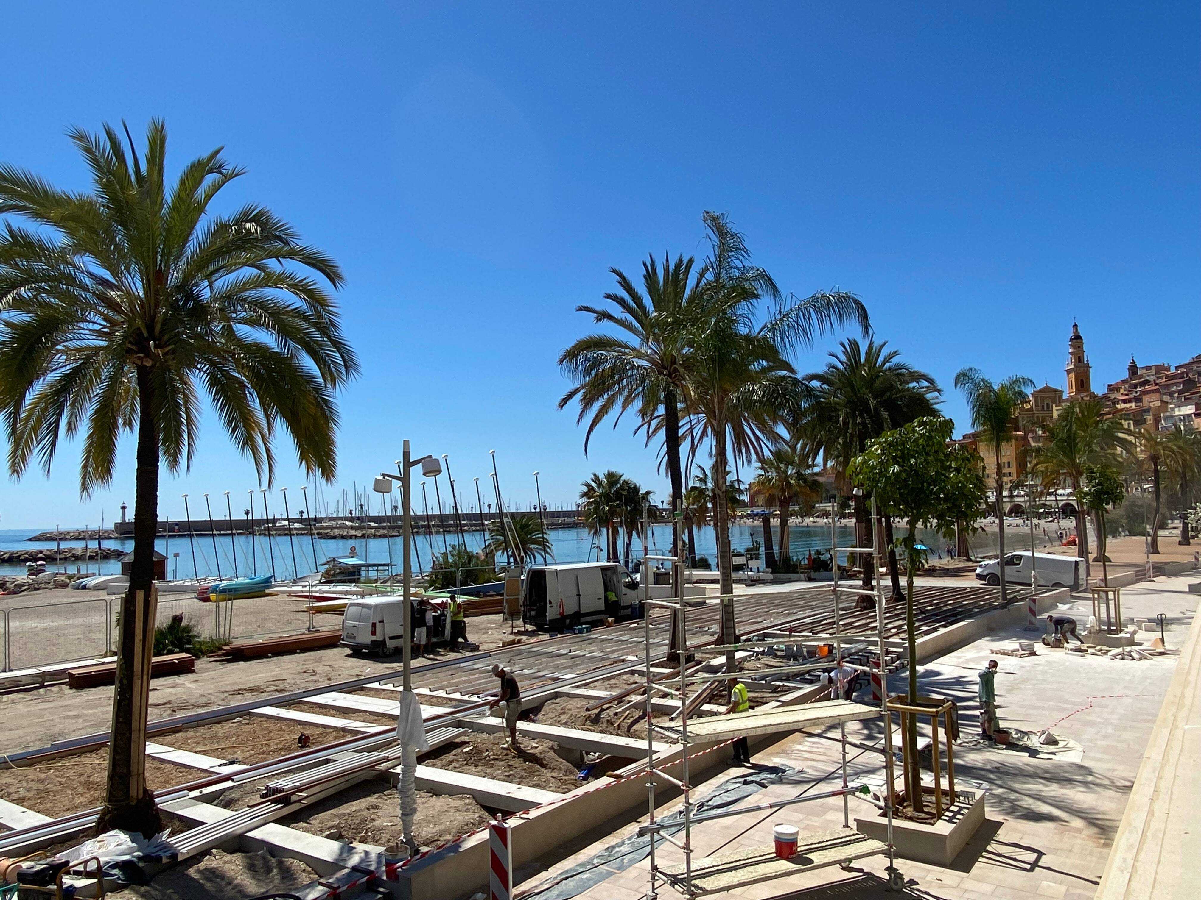 "Si des gens sont intéressés, on recrute"... Pour les plagistes de Menton, l'heure est aux derniers préparatifs avant l'été