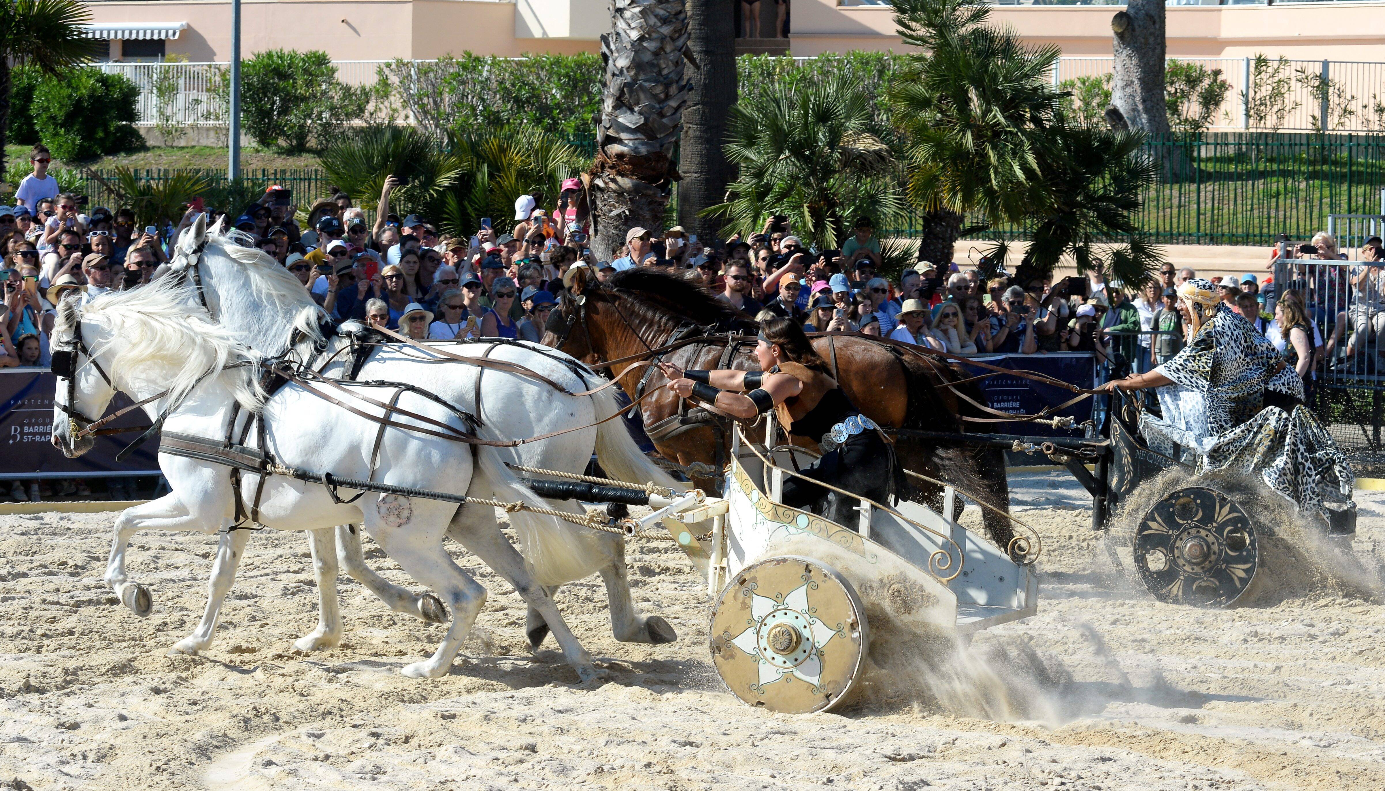 Après le passage de la flamme à Saint-Raphaël, les animations à l'antique n'ont pas laissé le public de marbre