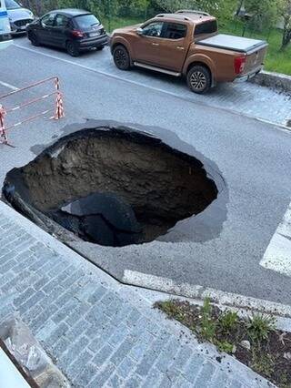 Un trou impressionnant se forme à l'entrée de Saint-Etienne-de-Tinée, une déviation mise en place