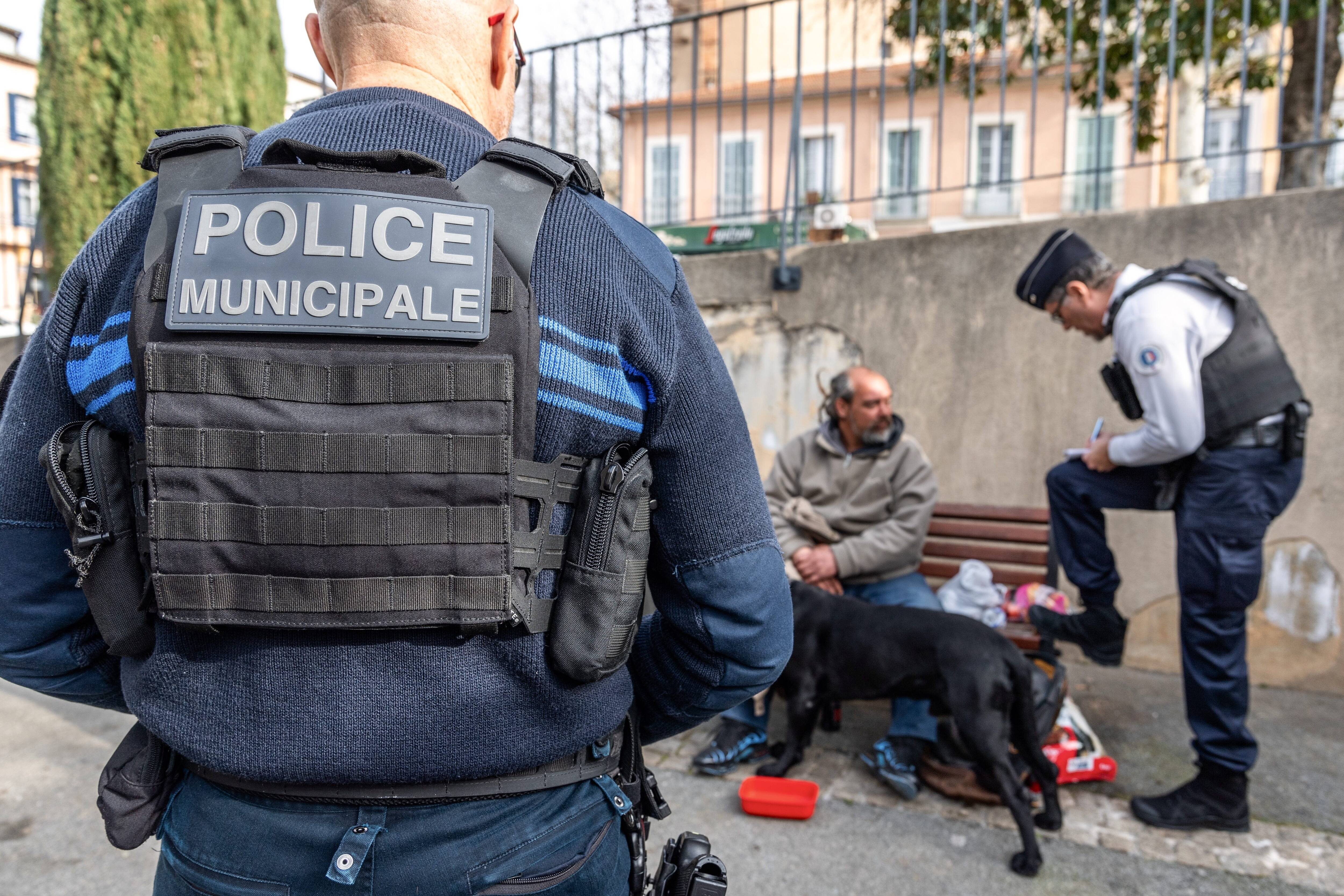 "Nous ne souhaitons pas nous mettre Draguignan à dos": élus et asso de l'Est-Var répondent aux accusations de renvoi de SDF vers la Dracénie