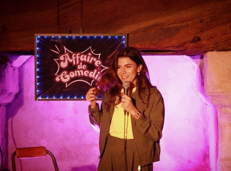 Who is English teacher and comedian Amy London performing in Toulon this Thursday?