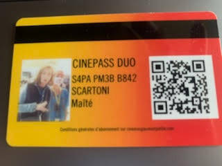 Parce que sa photo ne lui ressemblait plus en raison d'un cancer, elle assure avoir été sortie d'une salle de cinéma "comme une délinquante" à Nice