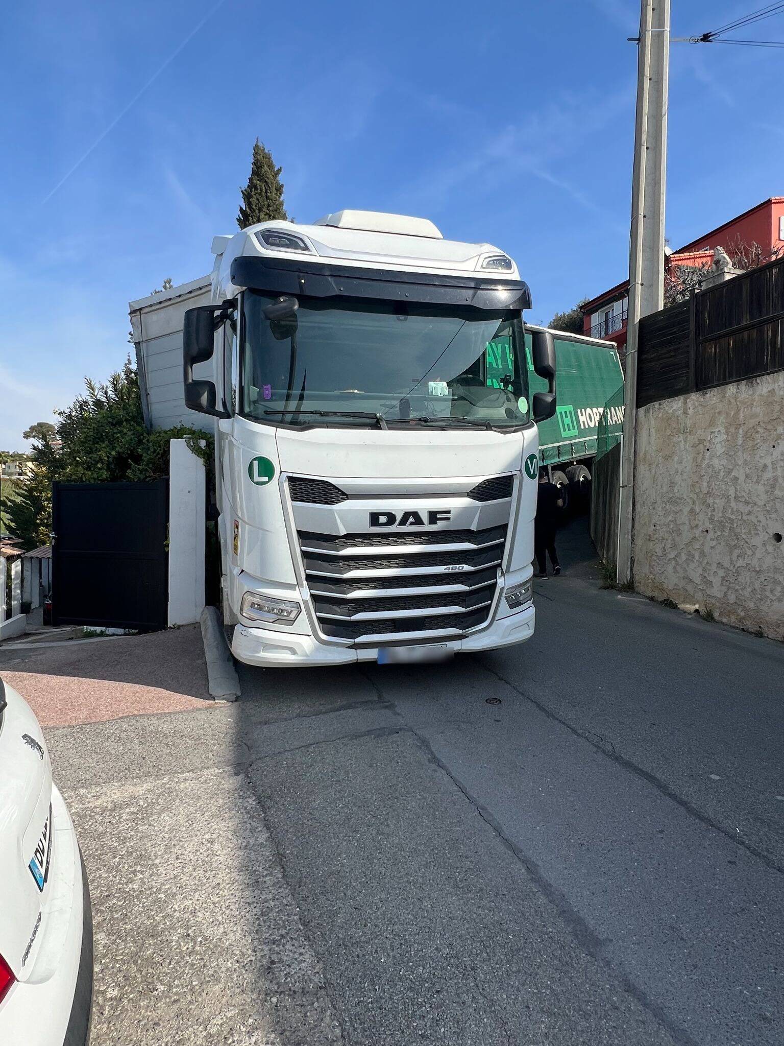 "C'est le chemin de la mort": encore un camion encastré dans cette petite rue de Cagnes-sur-Mer, les riverains saturent