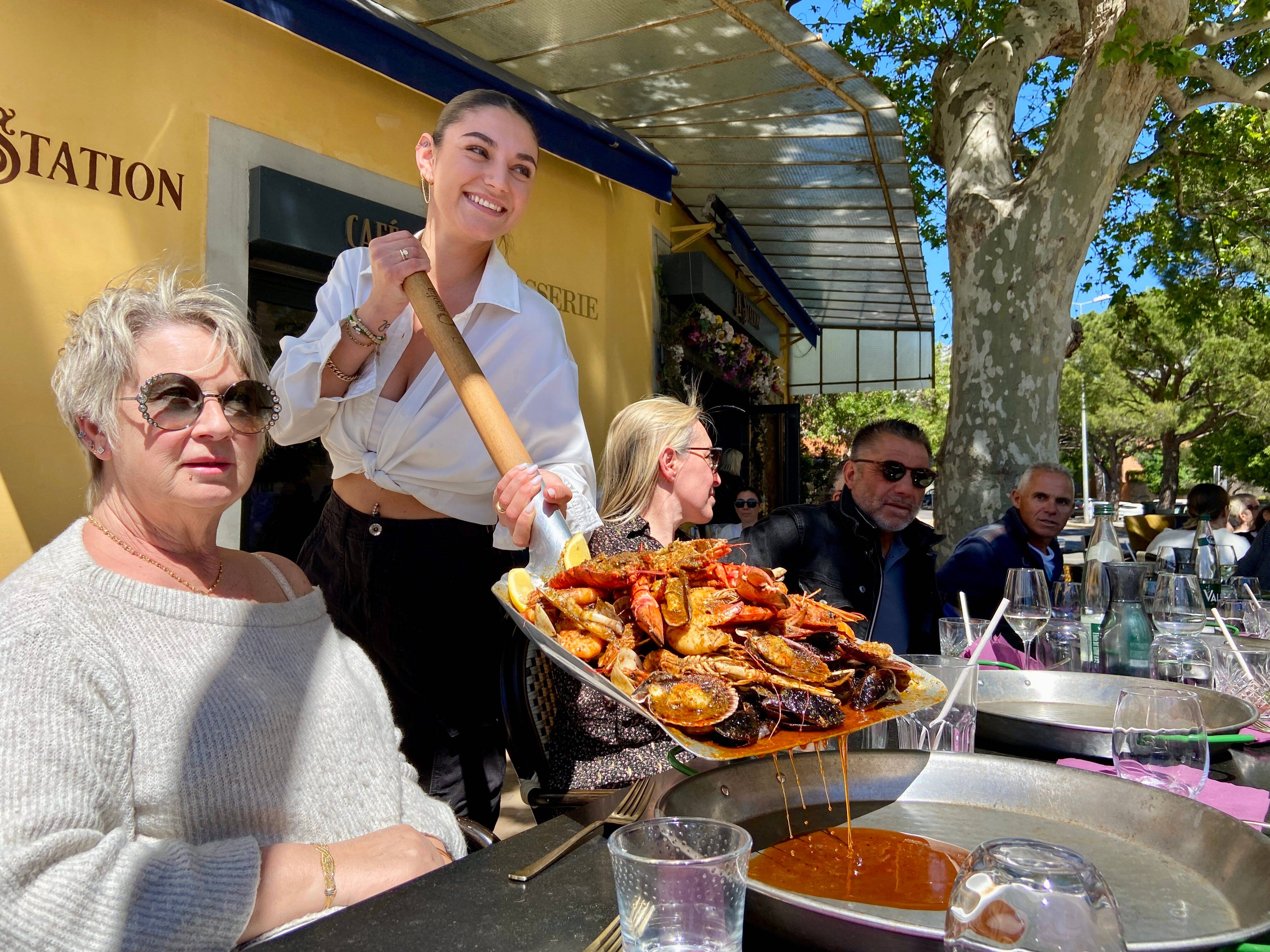 "C'est plus propre que ton trou du c**": l'improbable concept de ce restaurateur du Var fait le buzz sur les réseaux sociaux