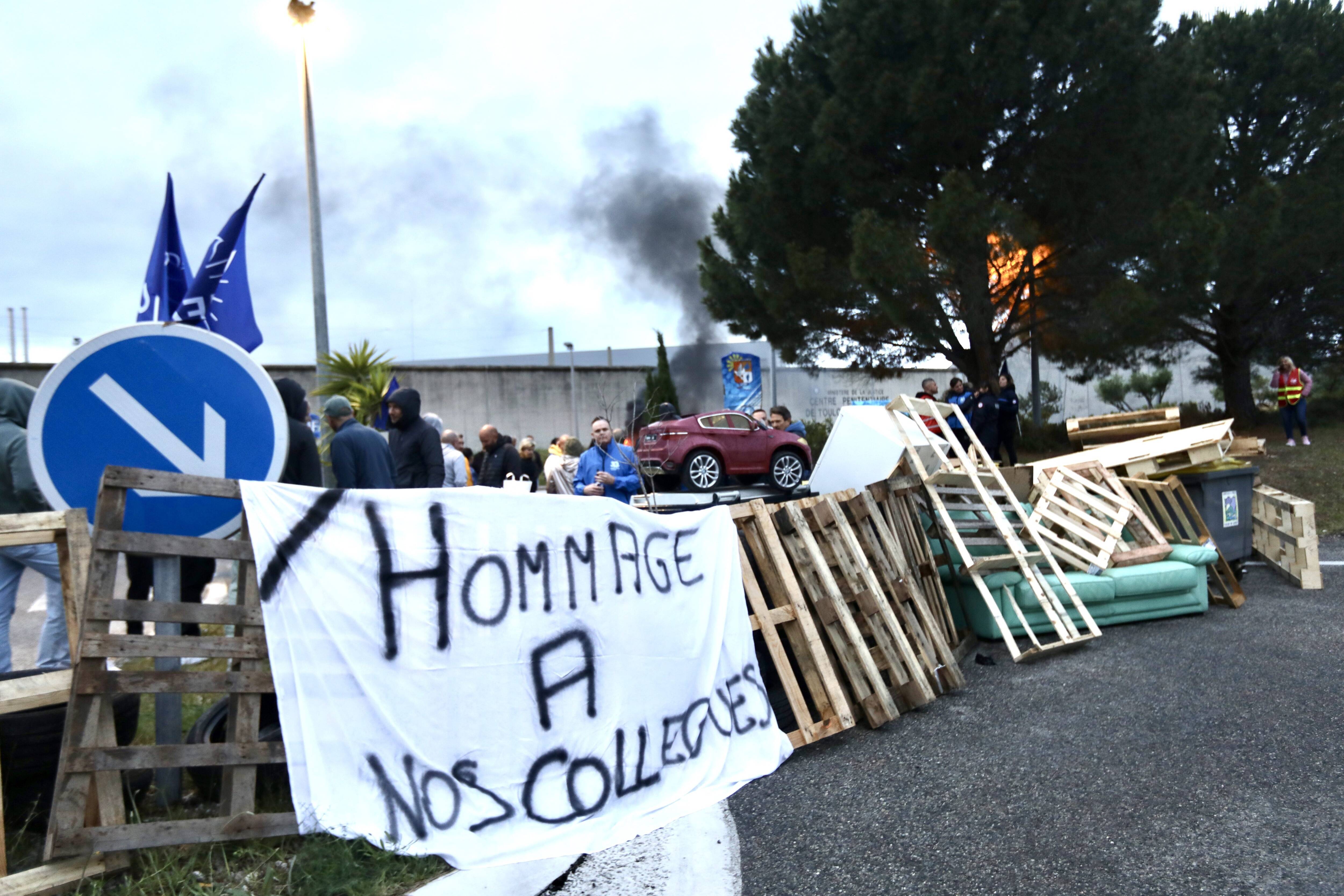 "Nous sommes des cibles faciles": l'accès au centre pénitentiaire de Toulon bloqué ce mercredi matin, les agents en colère
