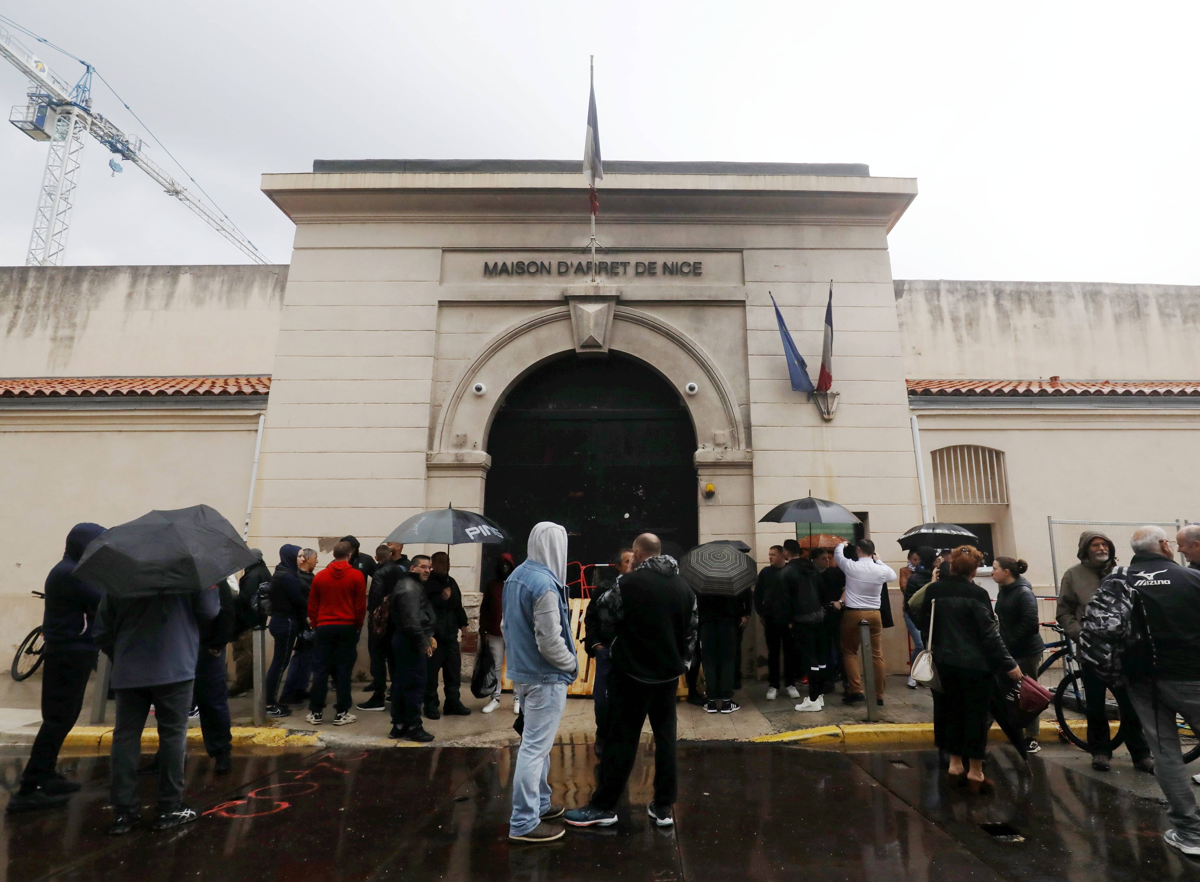 Le blocage des prisons se poursuit ce jeudi après la mort de deux agents pénitentiaires dans une sanglante évasion