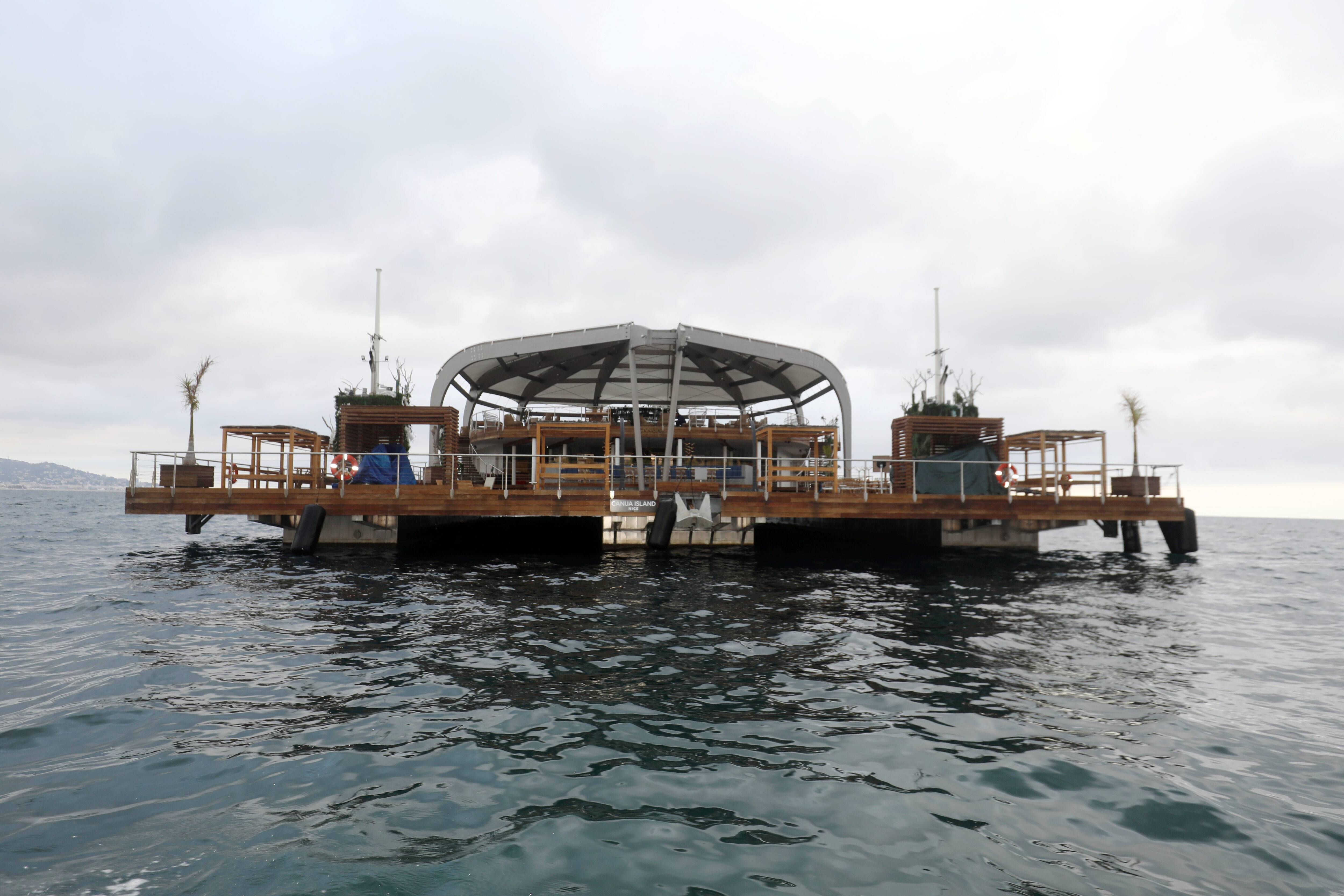 "La justice a tranché, qu'on nous laisse travailler": le concepteur de Canua Island défend sa "plage flottante" désormais opérationnelle