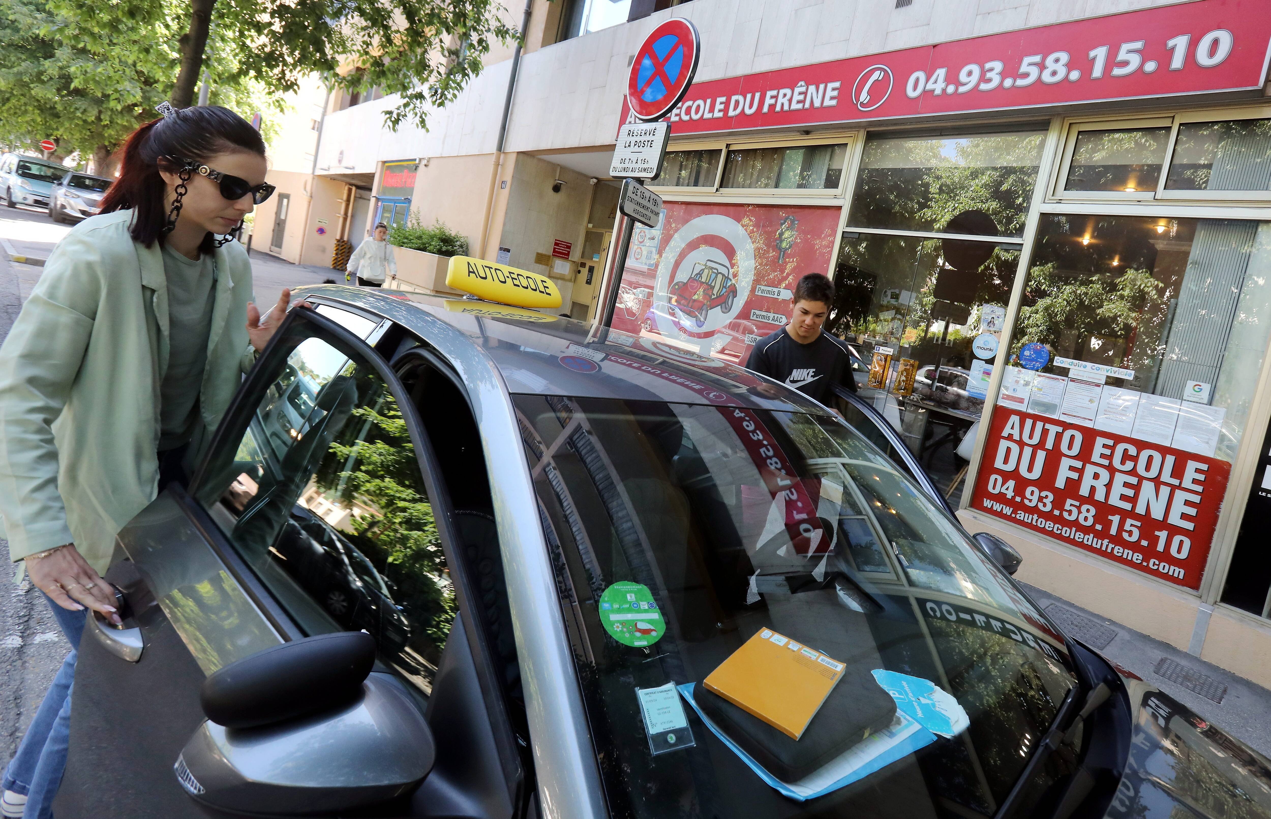 "Certaines auto-écoles reçoivent des menaces, c'est difficile à gérer": pourquoi les créneaux pour passer le permis sont réduits