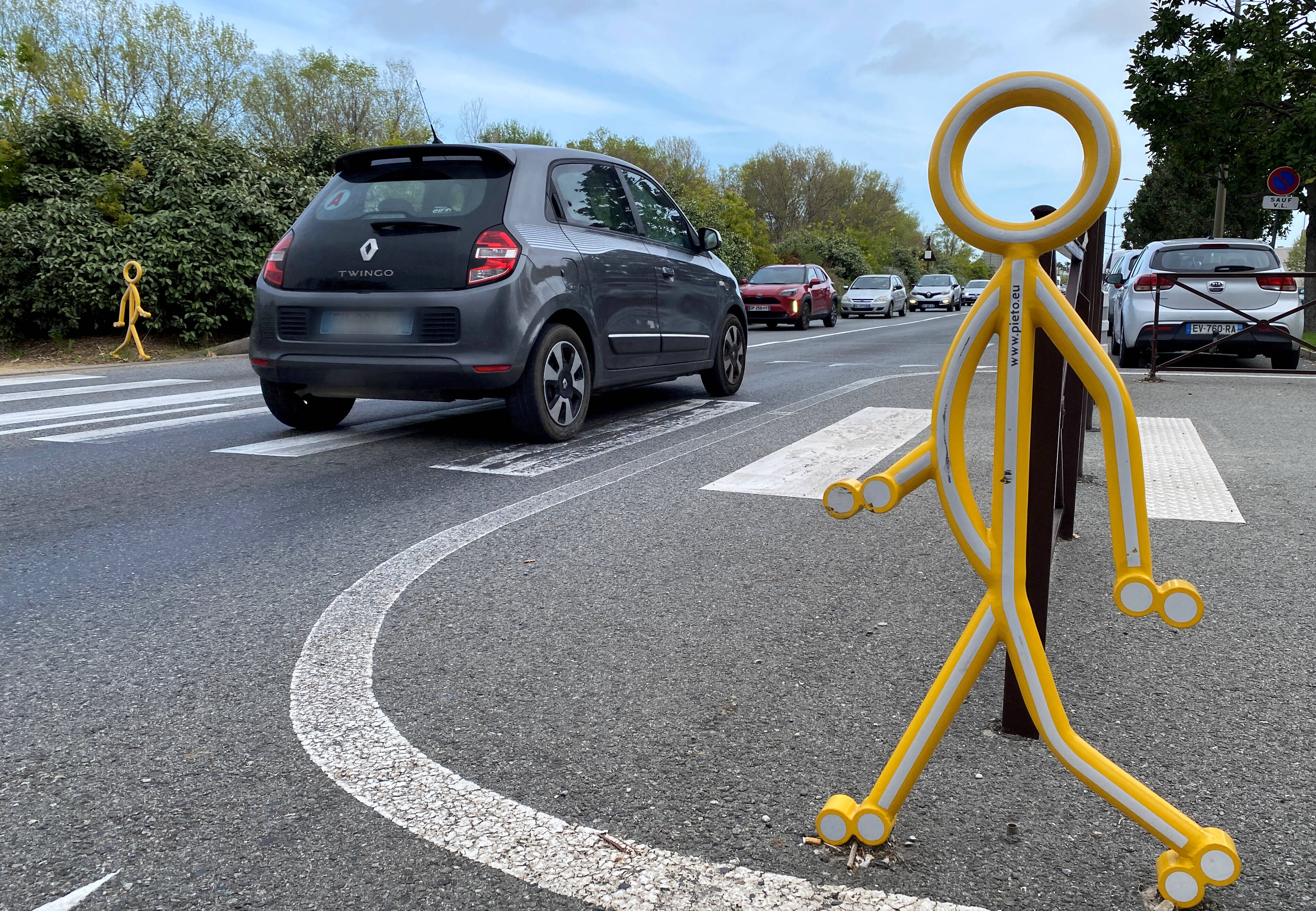 Avez-vous déjà vu ces silhouettes près des passages piétons à Saint-Laurent-du-Var? On a cherché à savoir si elles sont utiles...