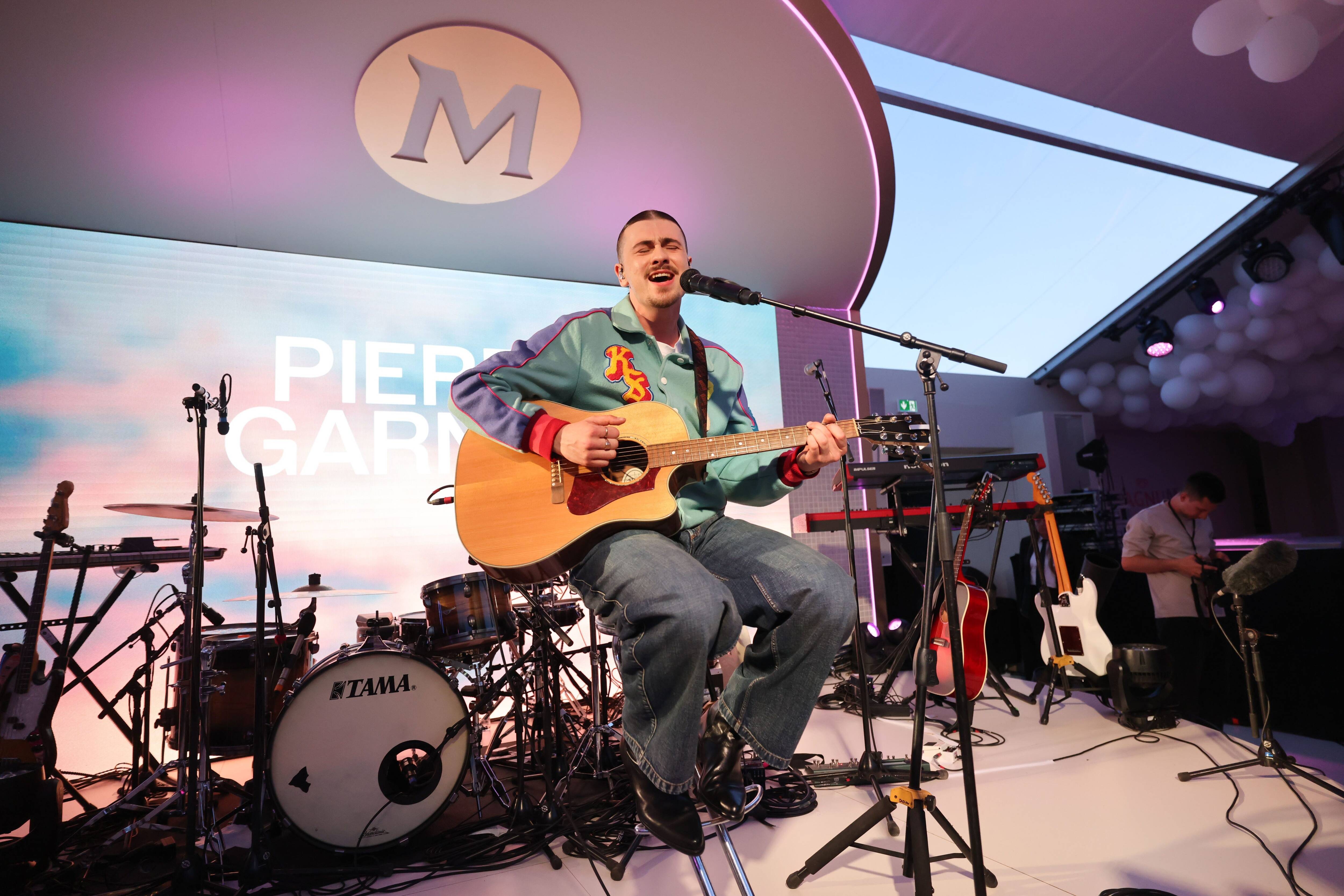 "C'est fou de se retrouver ici": on a rencontré le chanteur Pierre Garnier au Festival de Cannes avant son concert sur la plage