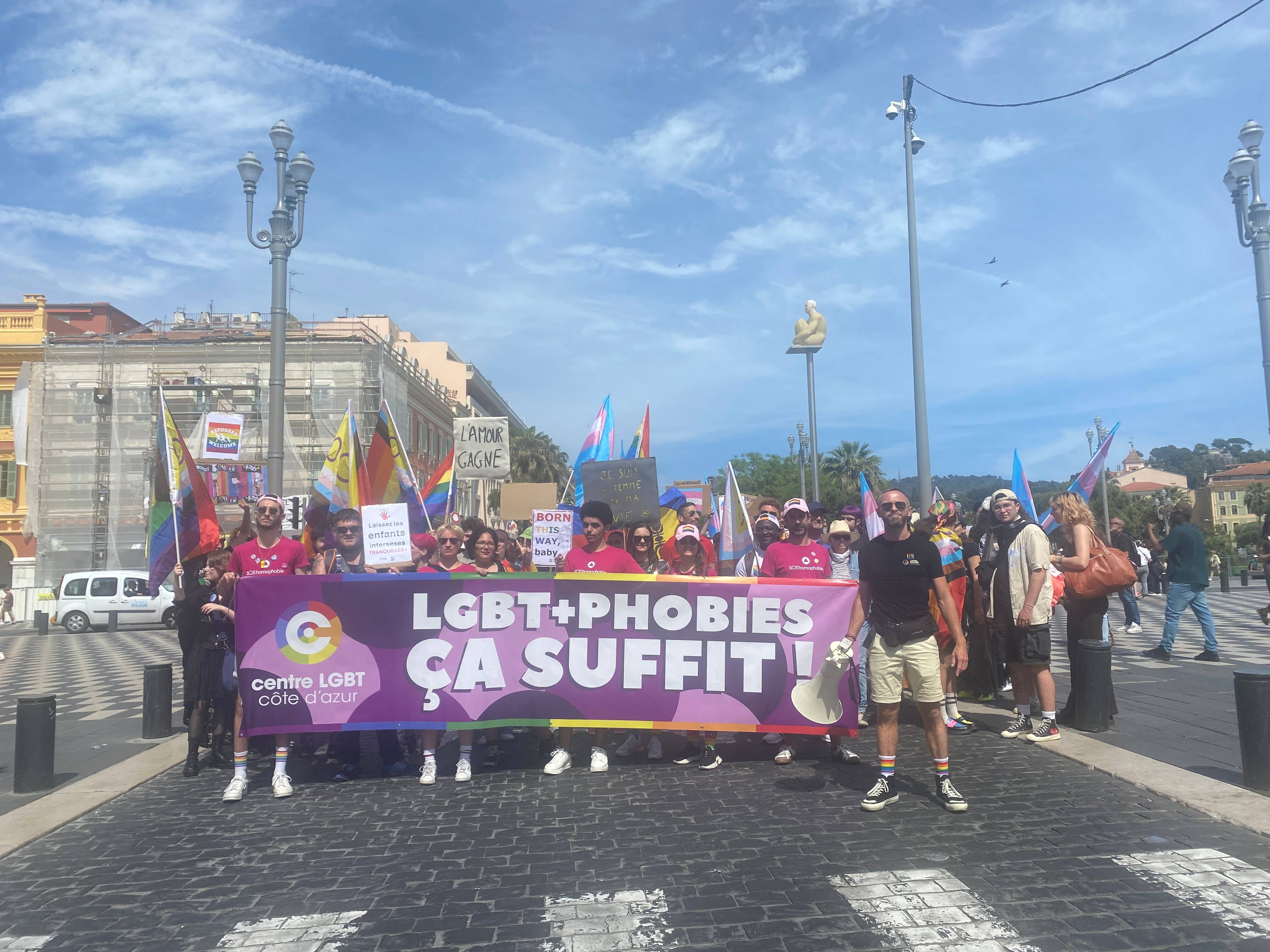 Ils marchent pour les droits de la communauté LGBT: une cinquantaine de militants défilent dans les rues de Nice ce dimanche