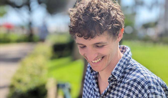 "J'écris beaucoup sur les plateaux": A Cannes, on a parlé musique et cinéma avec le comédien-chanteur Aliocha Schneider