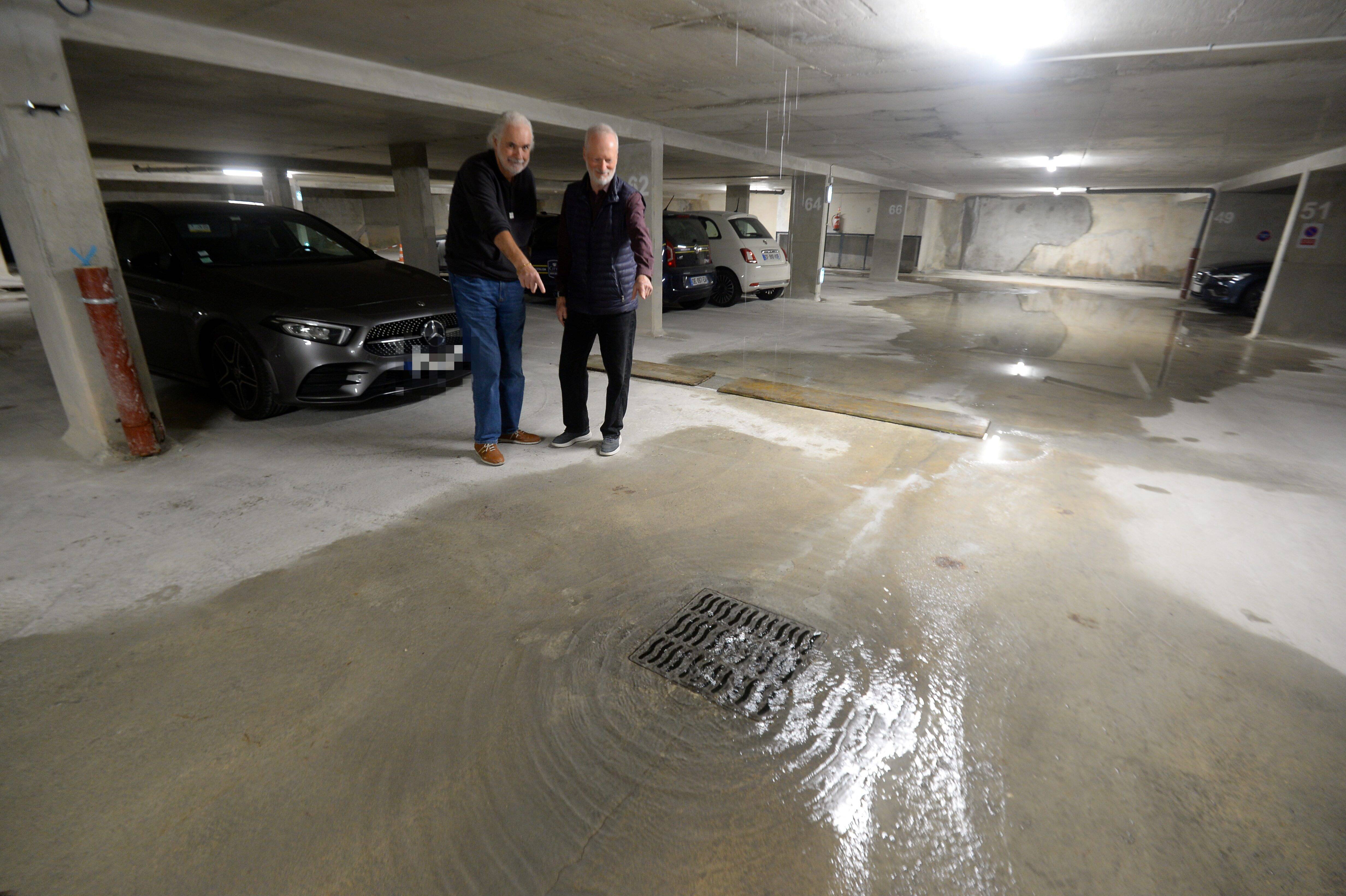 "On pourrait amener des gondoles comme à Venise", les sous-sols de cette résidence de Juan-les-Pins inondés depuis dix mois