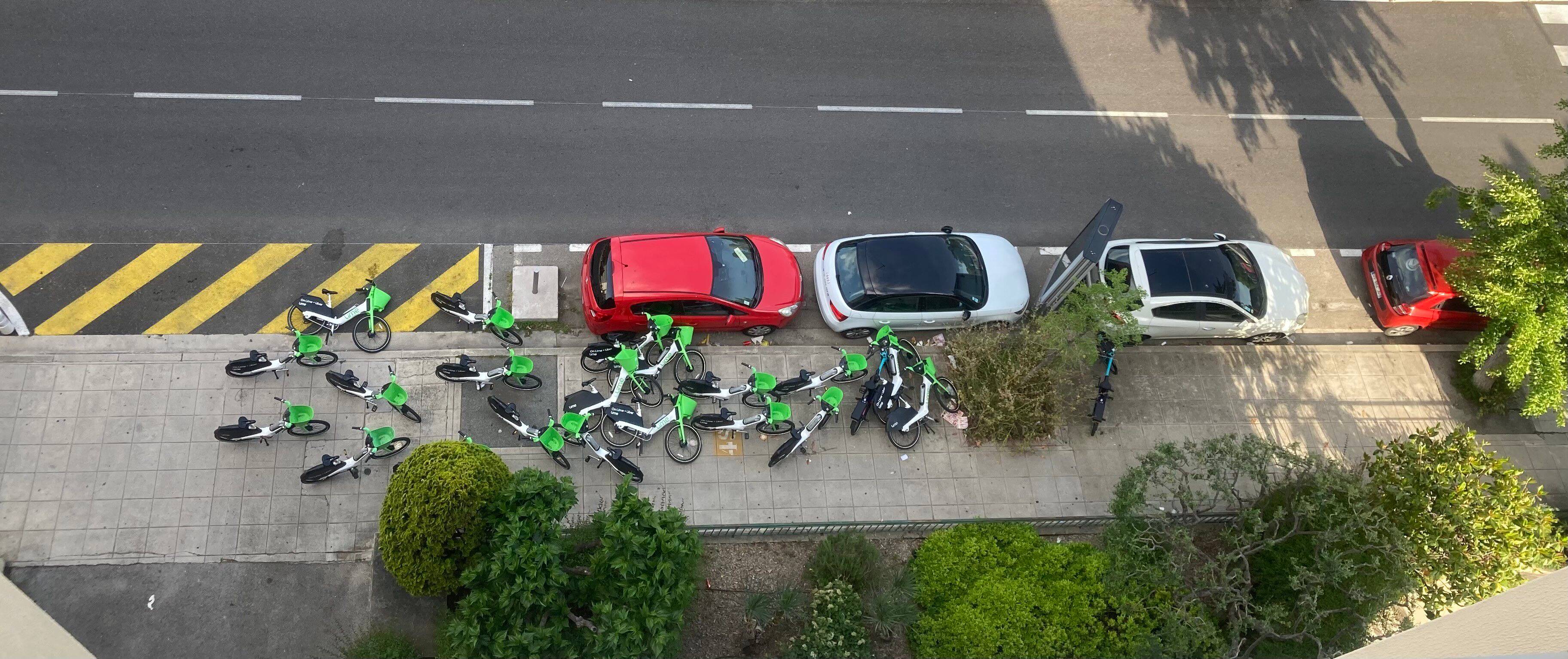 Pourquoi tous ces vélos sont-ils (mal) garés sur le trottoir à Nice?