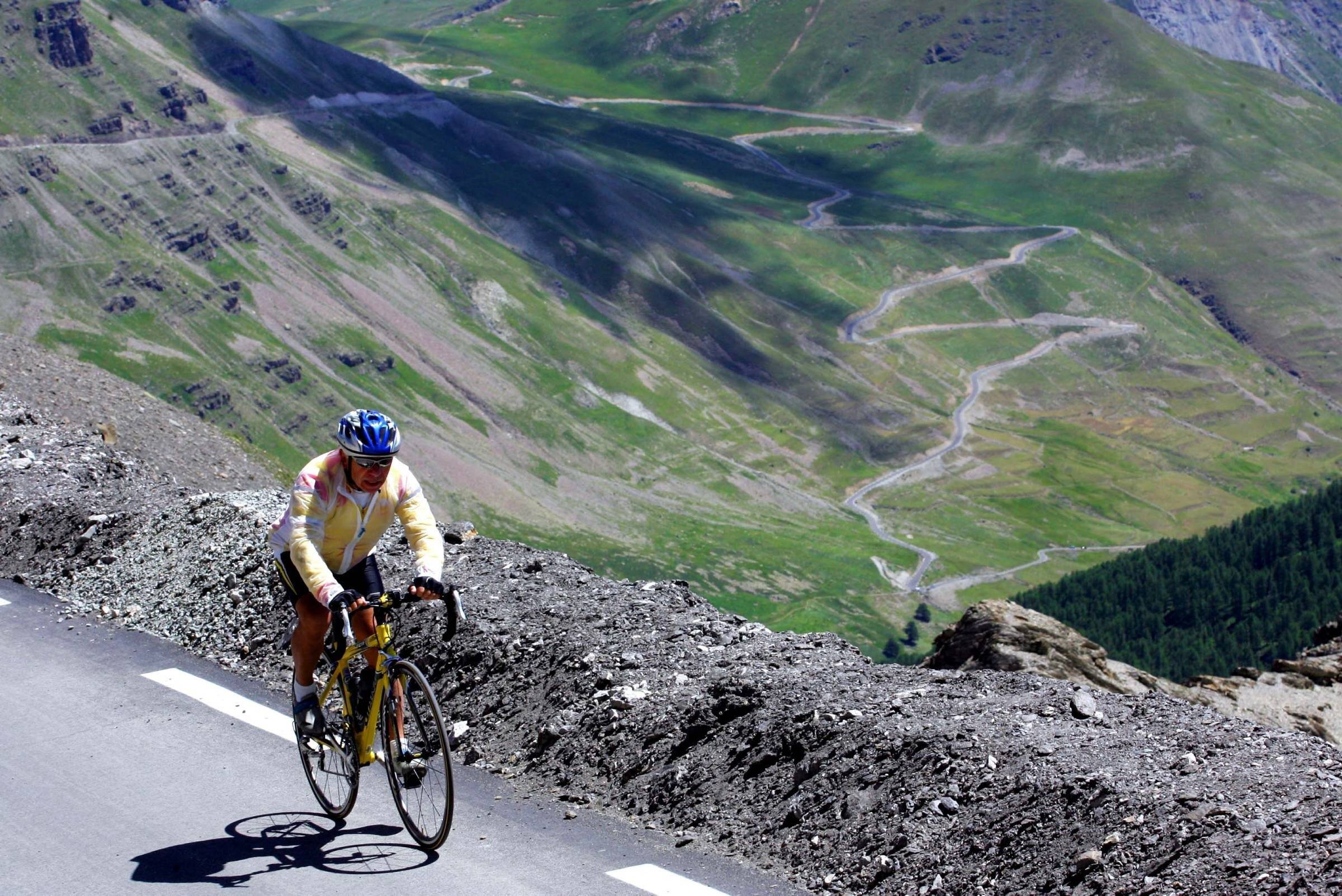 Affluence, camping-cars, déchets, survol d'hélicoptères... Au col de La Bonette, le parc du Mercantour veut que le Tour de France "ne ressemble pas à l'Alpe d'Huez"