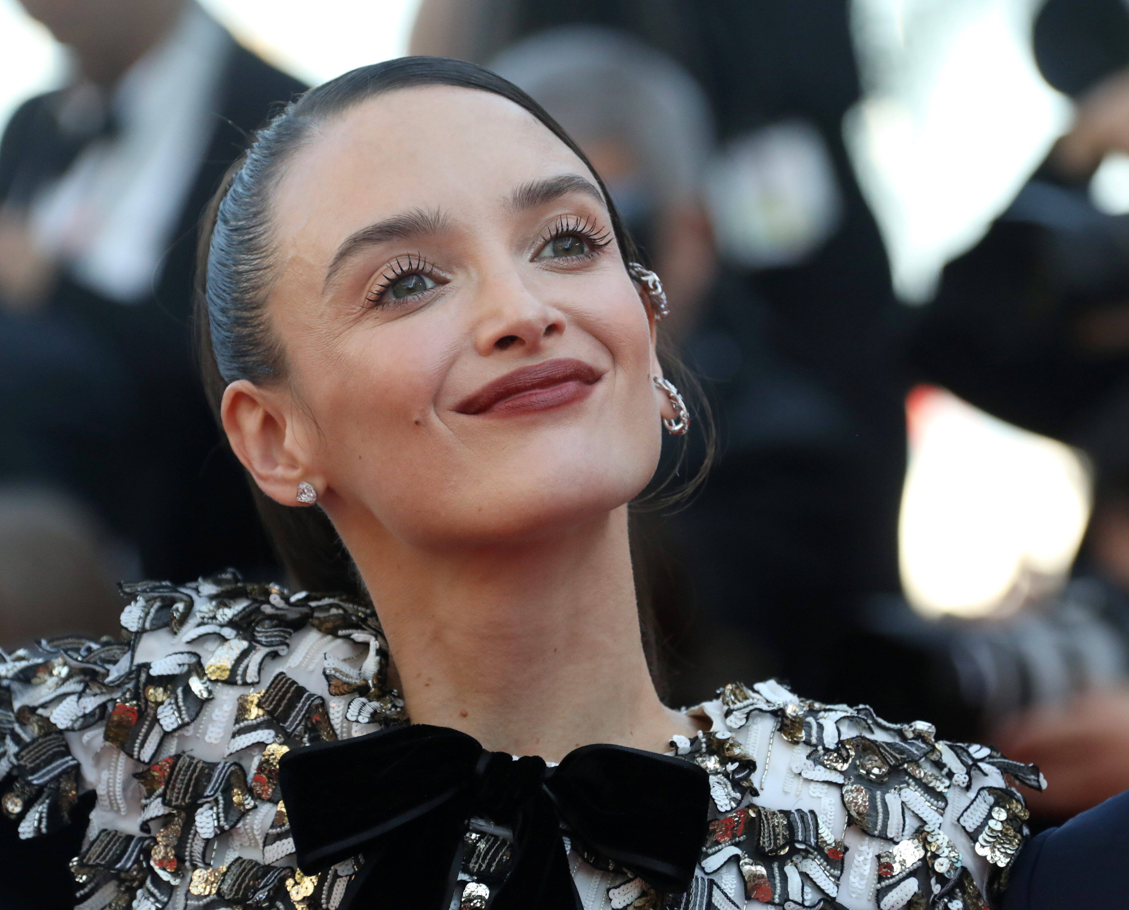 "On connaît tous son oeuvre, mais je ne connaissais pas du tout la femme": au Festival de Cannes, Charlotte Le Bon se glisse dans la peau de Niki Saint Phalle