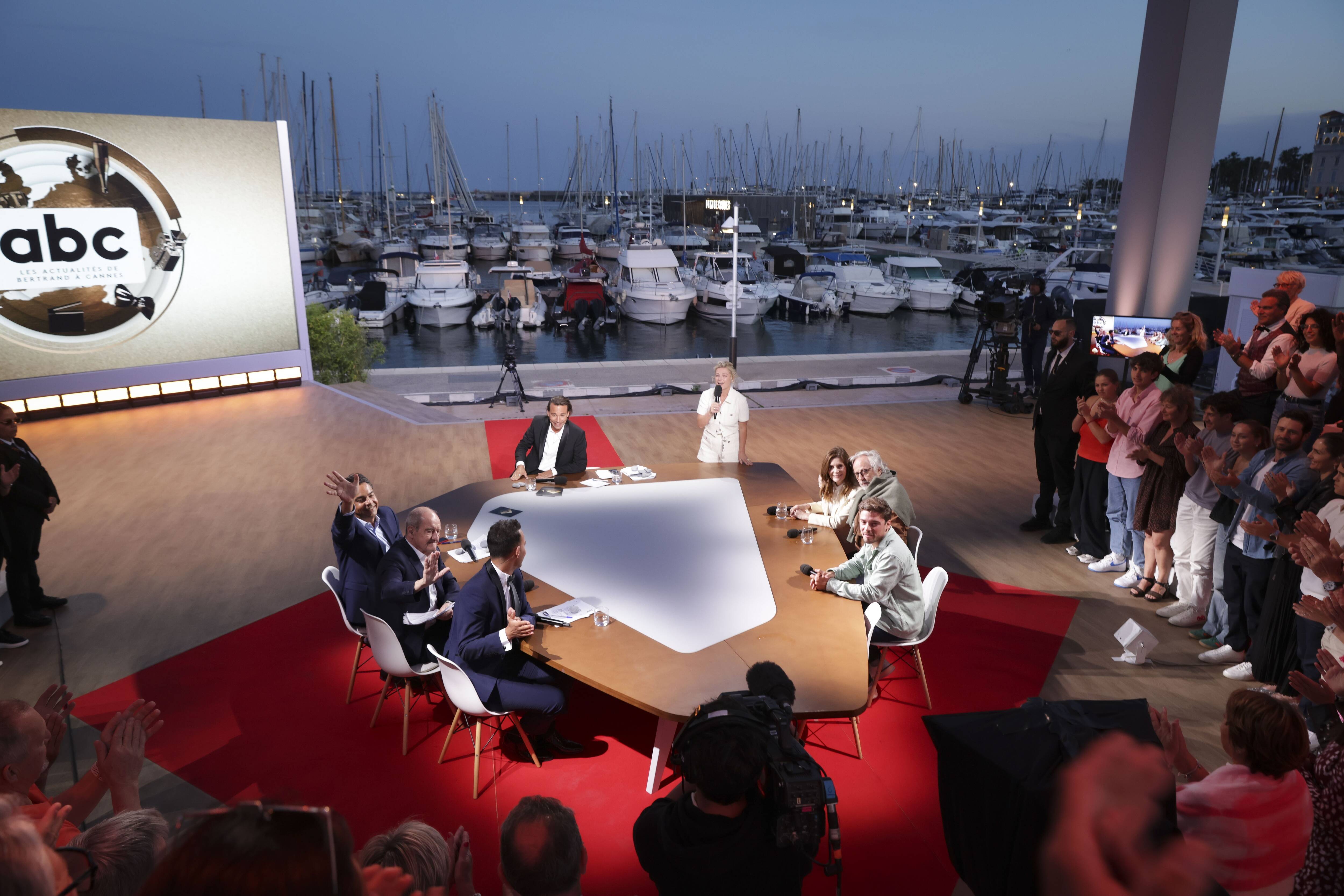 Festival de Cannes: on s'est invité dans les coulisses de l'émission "C à vous" en direct de La Croisette