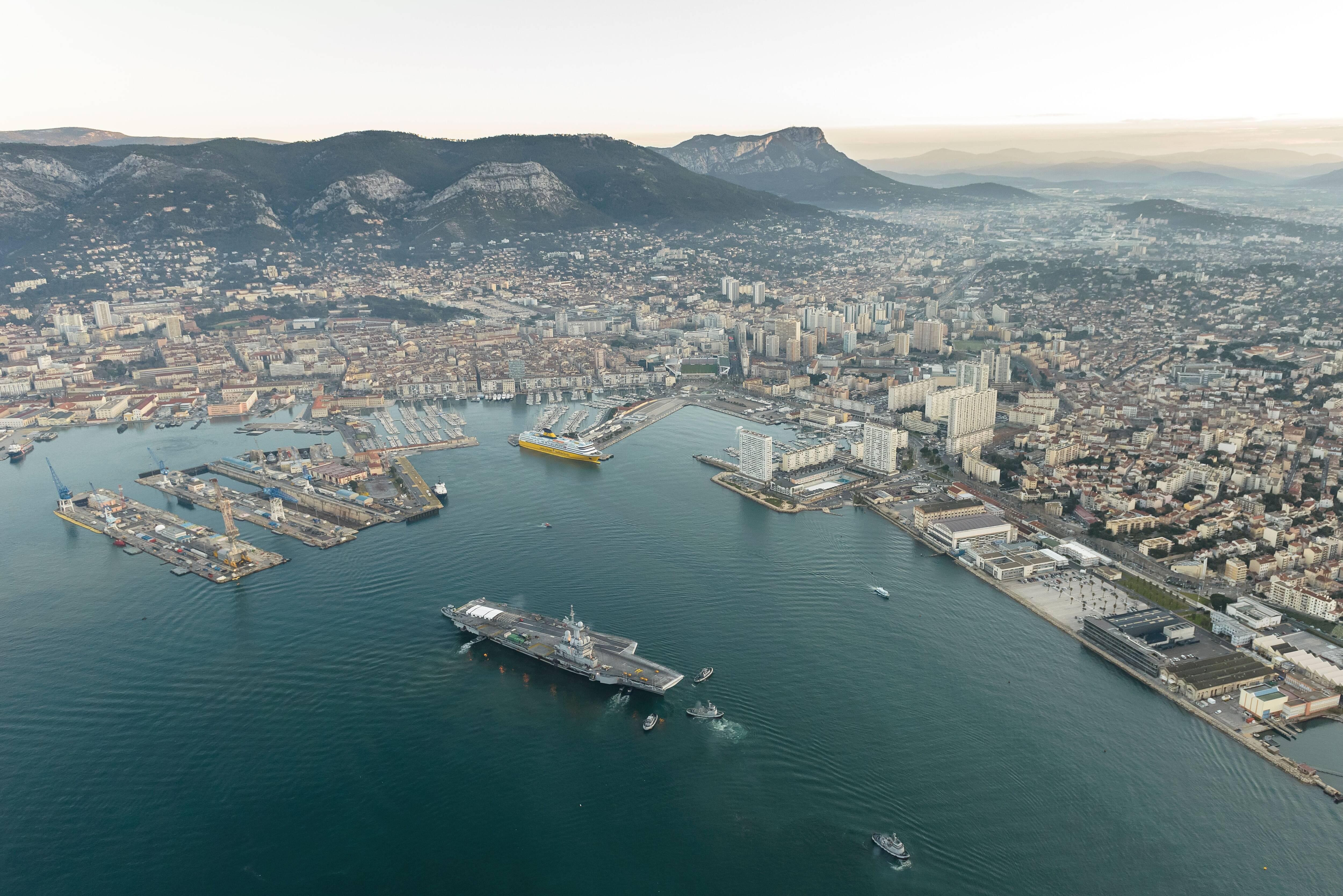Le porte-avions Charles de Gaulle est rentré à Toulon