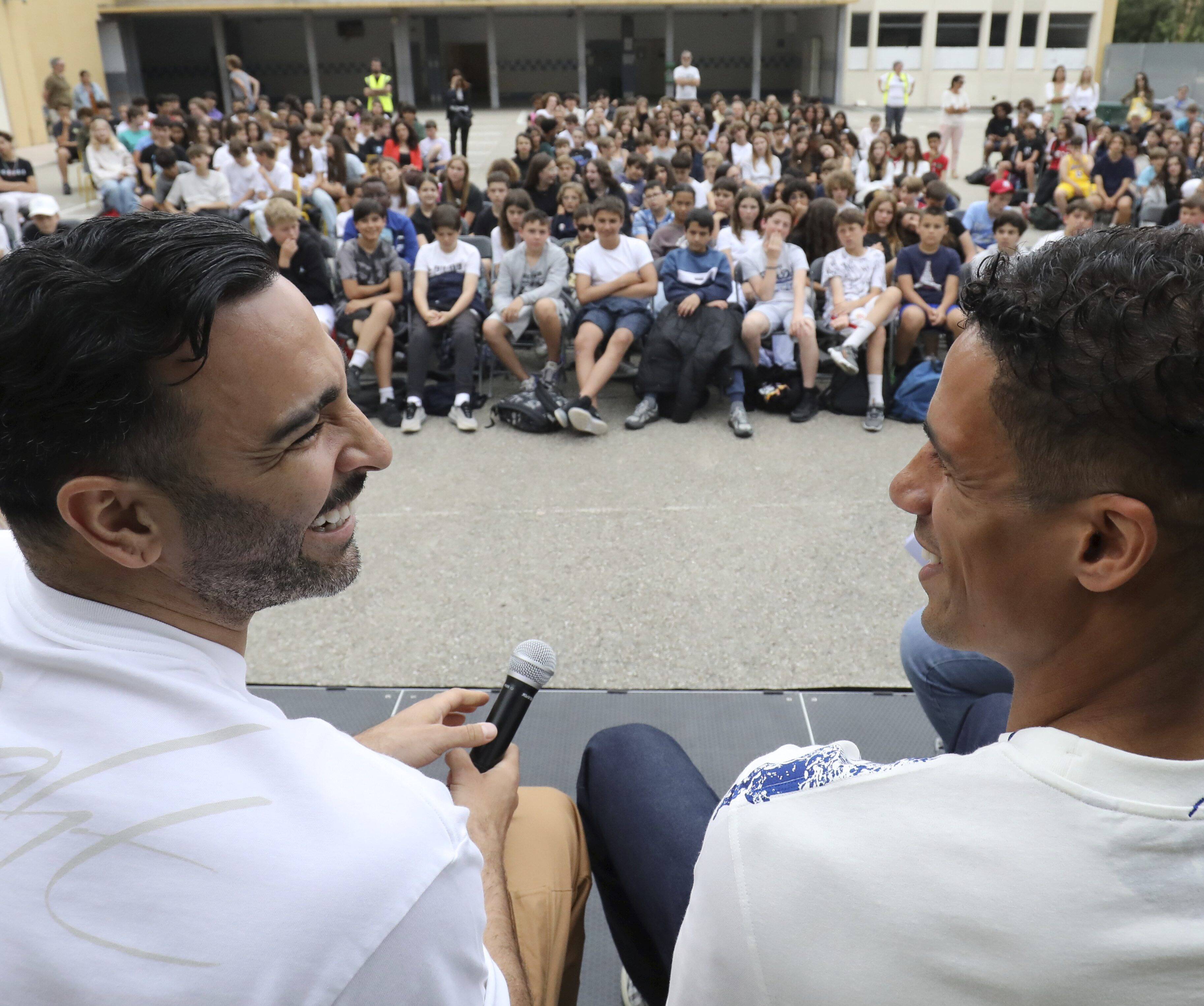 "Ça nous touche tous, c'est comme une drogue": à Beaulieu, Varane et Rami alertent les collégiens sur les dangers des écrans