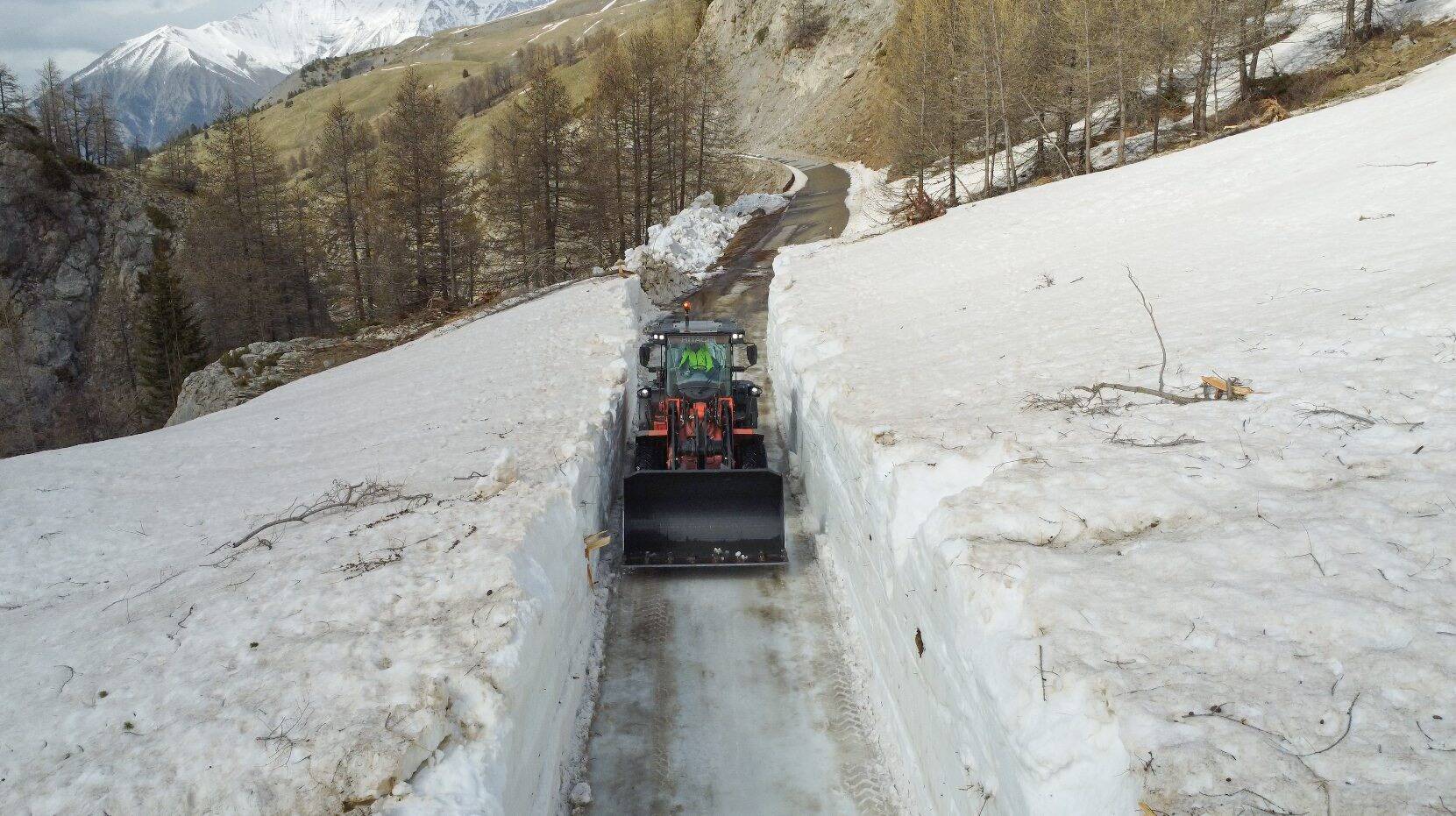 "La neige est tombée très bas, on se devait de leur donner un coup de main": des renforts envoyés pour déneiger le col de la Bonette