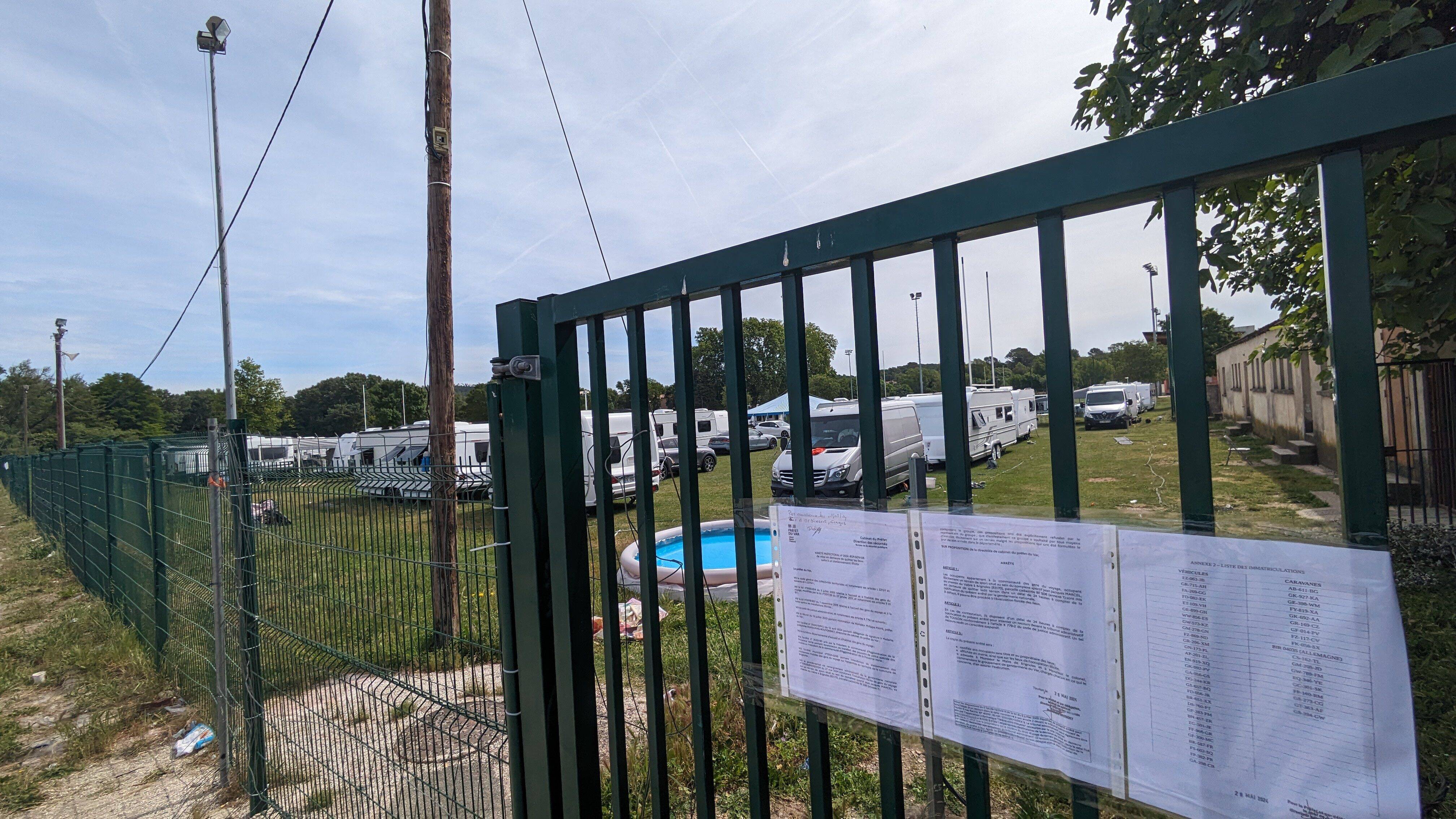 Des gens du voyage s'installent sur un stade à Brignoles, la mairie obtient un arrêté d'expulsion