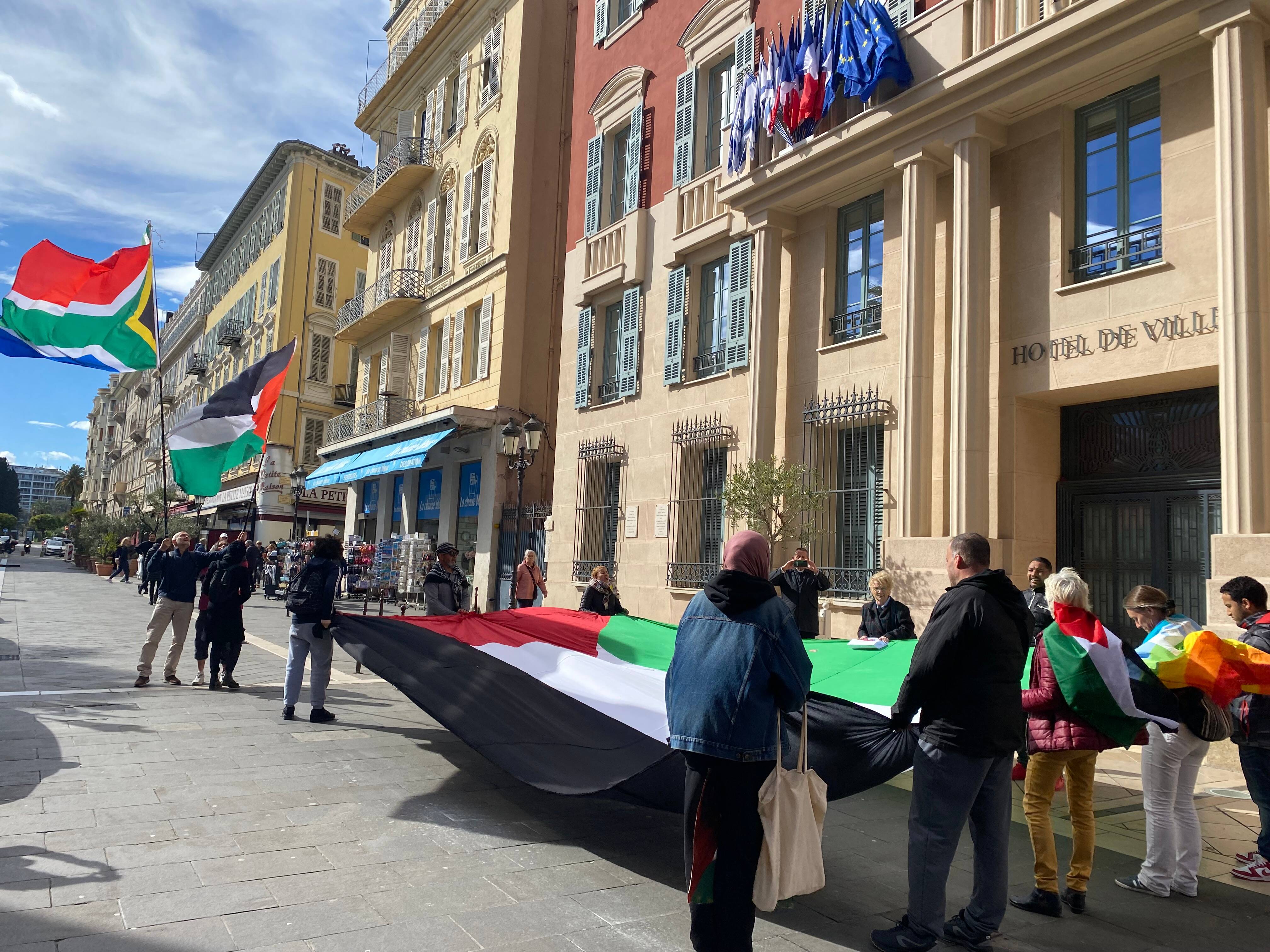 Drapeaux israéliens sur la mairie de Nice: la justice estime qu'il n'y a pas d'urgence à les enlever mais ne tranche pas sur leur légalité