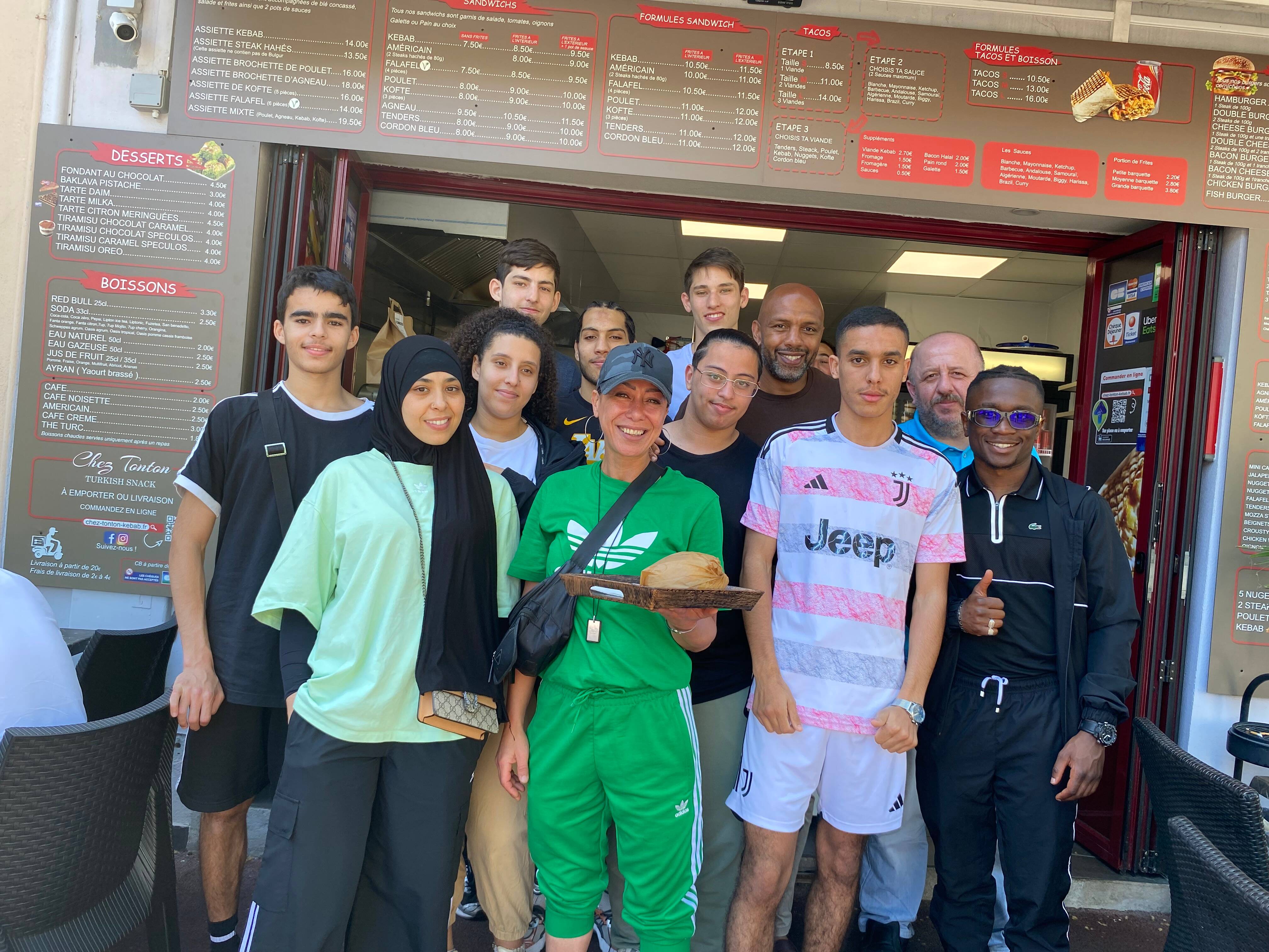 Ils offrent un déjeuner aux sans-abris de Menton