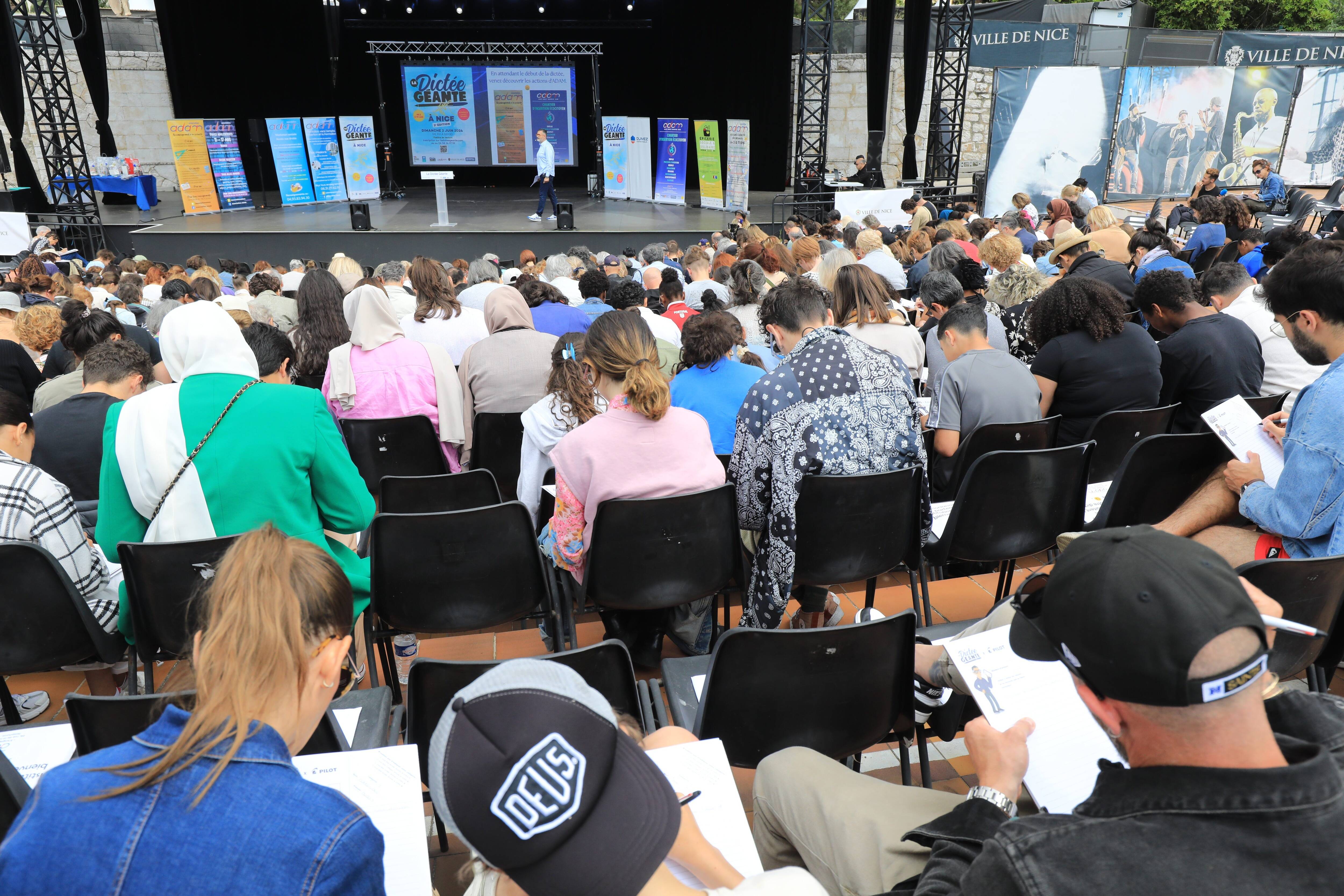 Mais qu'est ce qui peut (bien) motiver 400 personnes à faire une dictée géante le dimanche matin, à Nice?
