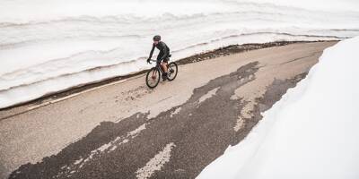 Murs de neige et repérages du Tour de France: ils ont arpenté le col de la Bonette à vélo avant son ouverture, les images sont impressionnantes