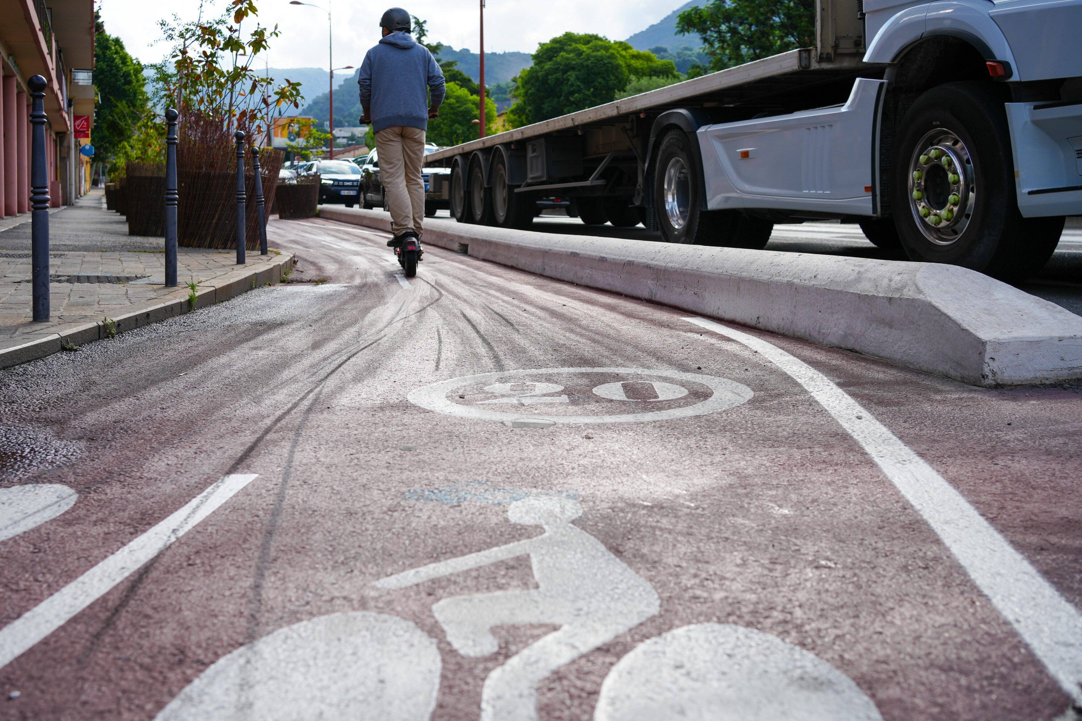 Cette commune des Alpes-Maritimes a décidé de mettre une amende aux cyclistes qui n'empruntent pas la piste cyclable