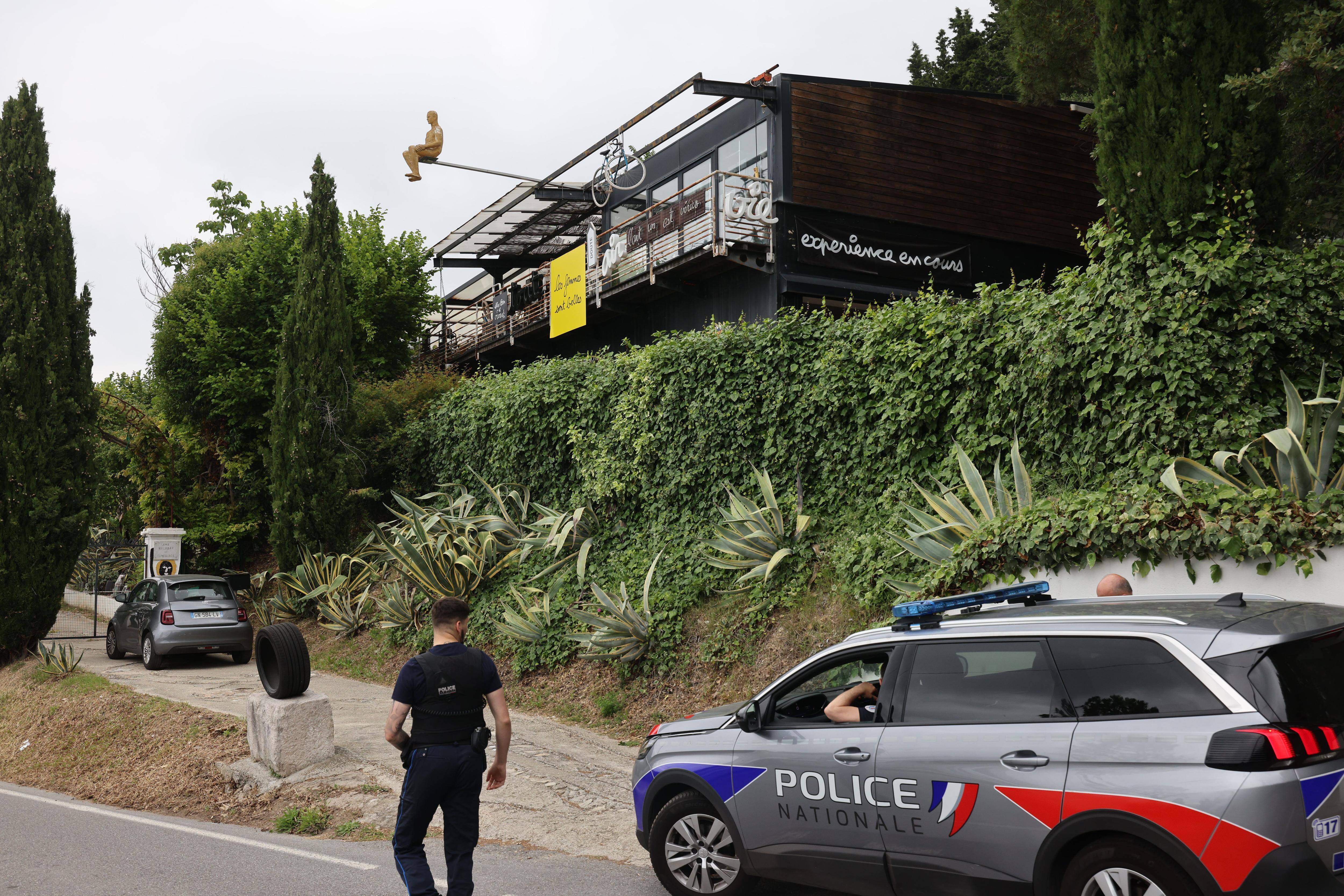 "Ben et Annie ne pouvaient vivre l'un sans l'autre" : vive émotion aux abords de la maison de l'artiste niçois, disparu brutalement ce mercredi matin