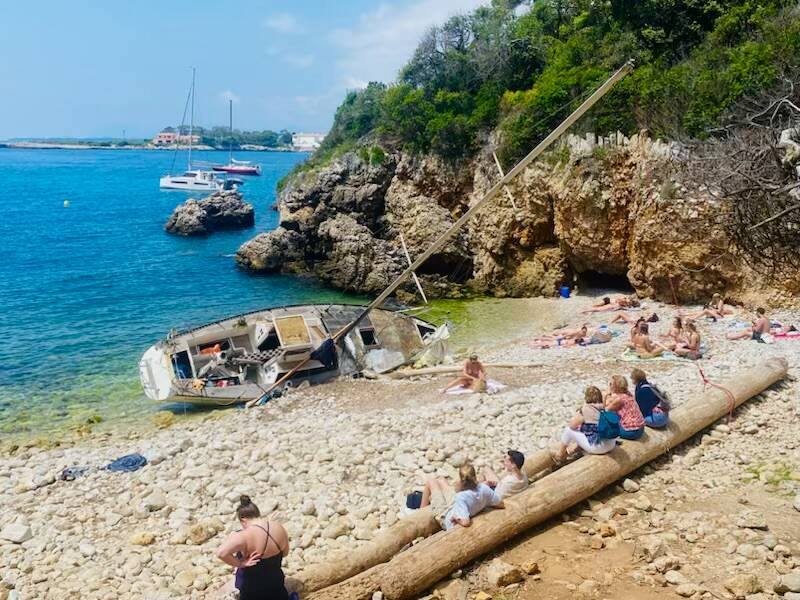 Un voilier échoué depuis 2 mois dans un décor paradisiaque: pourquoi ce bateau est toujours au cap d'Antibes?