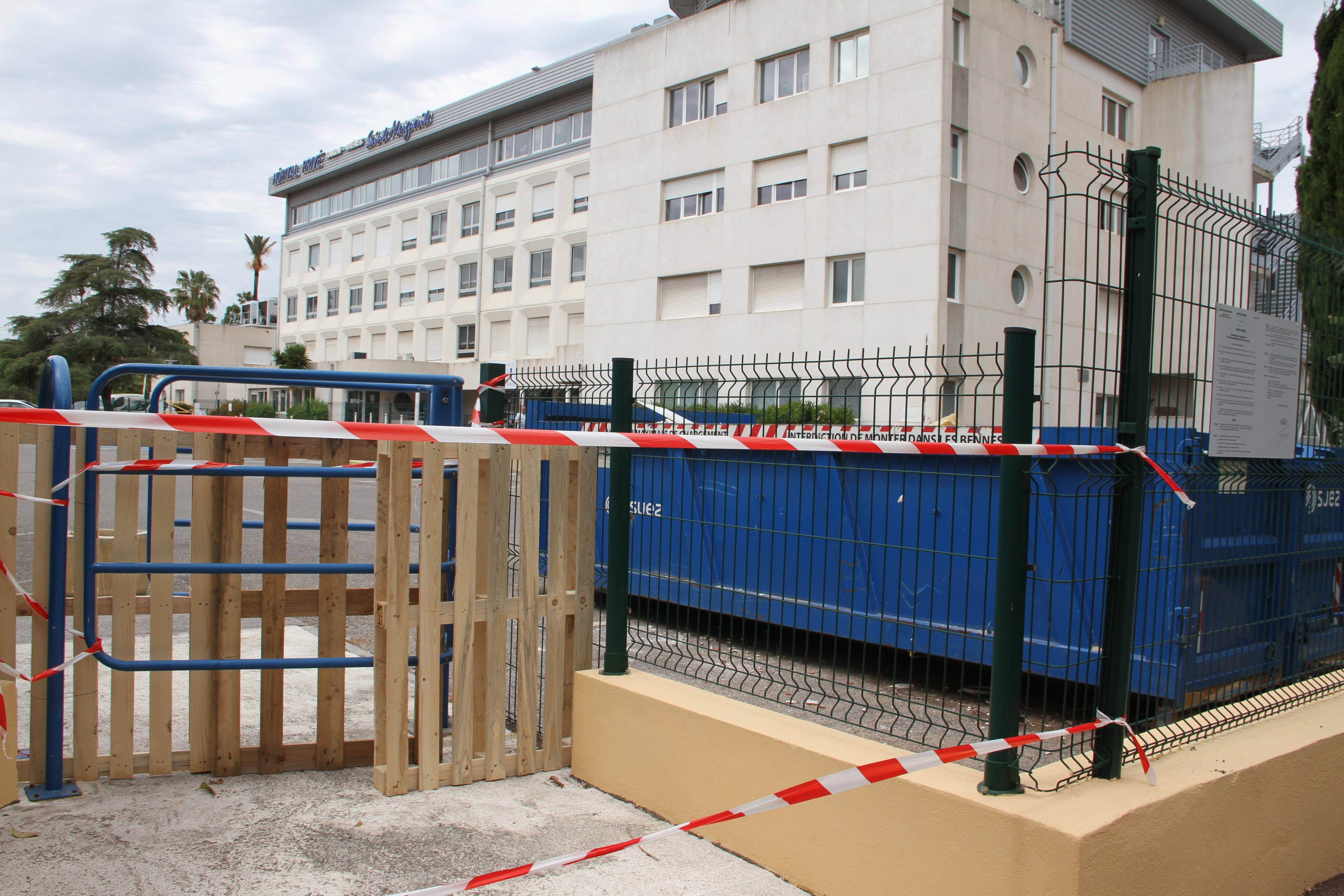 Deux semaines après l'incendie, les personnels de la clinique Sainte-Marguerite à Hyères sont inquiets