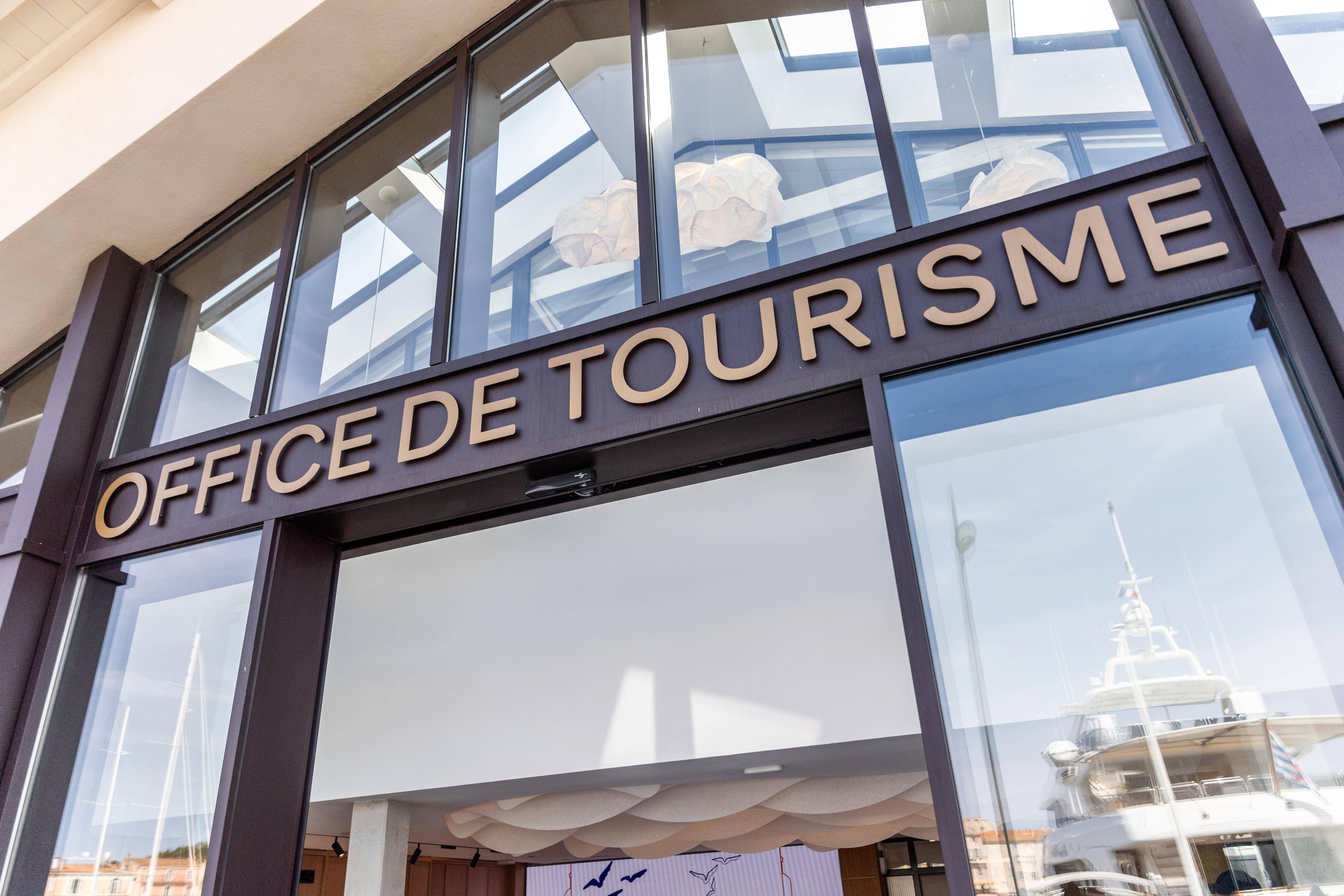 À Saint-Tropez, le nouvel office de tourisme dernier cri, inauguré en grande pompe