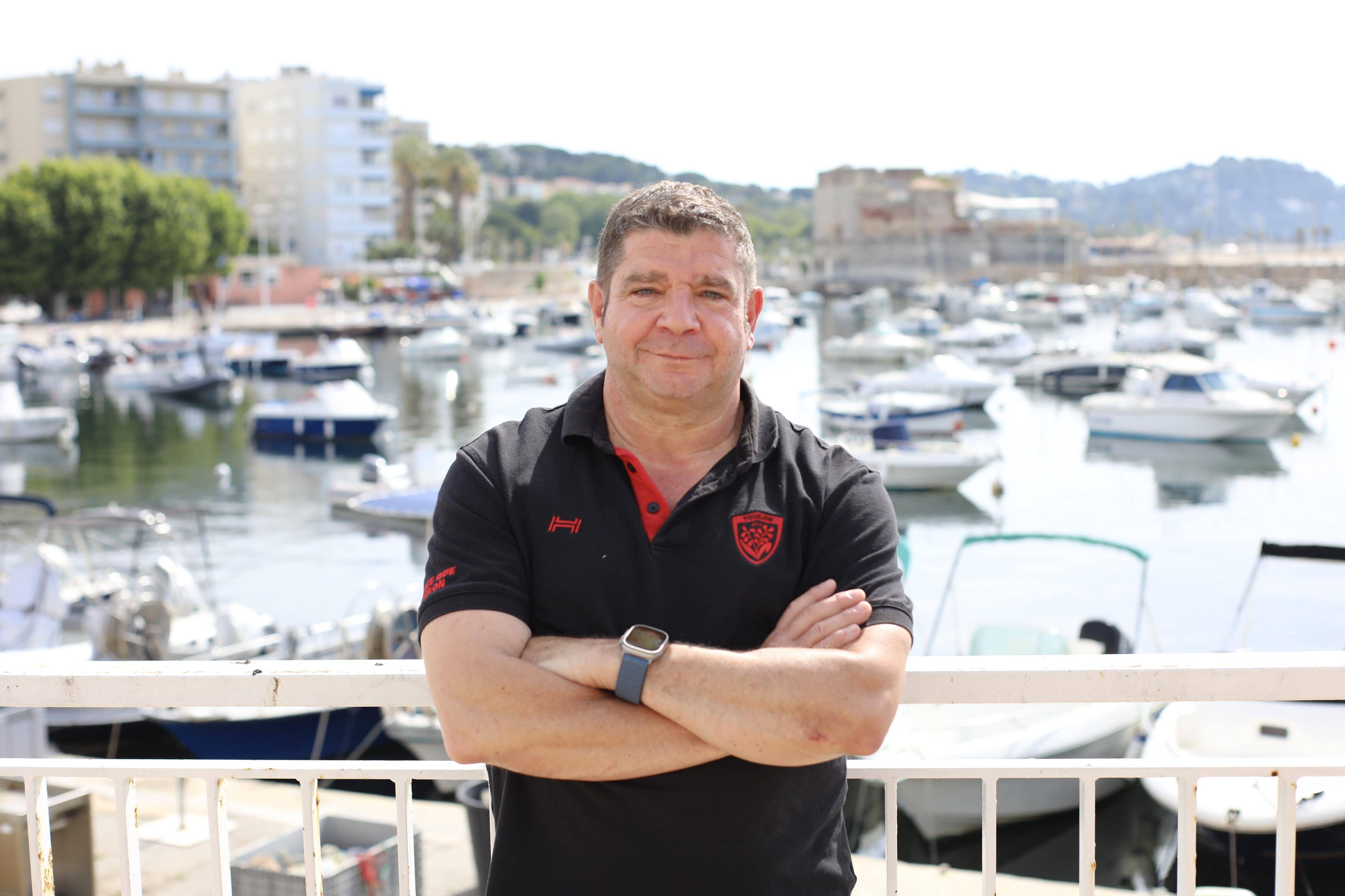 "Je ne vois pas comment on peut quitter la région": ce supporter emblématique du RCT chante son amour pour la région