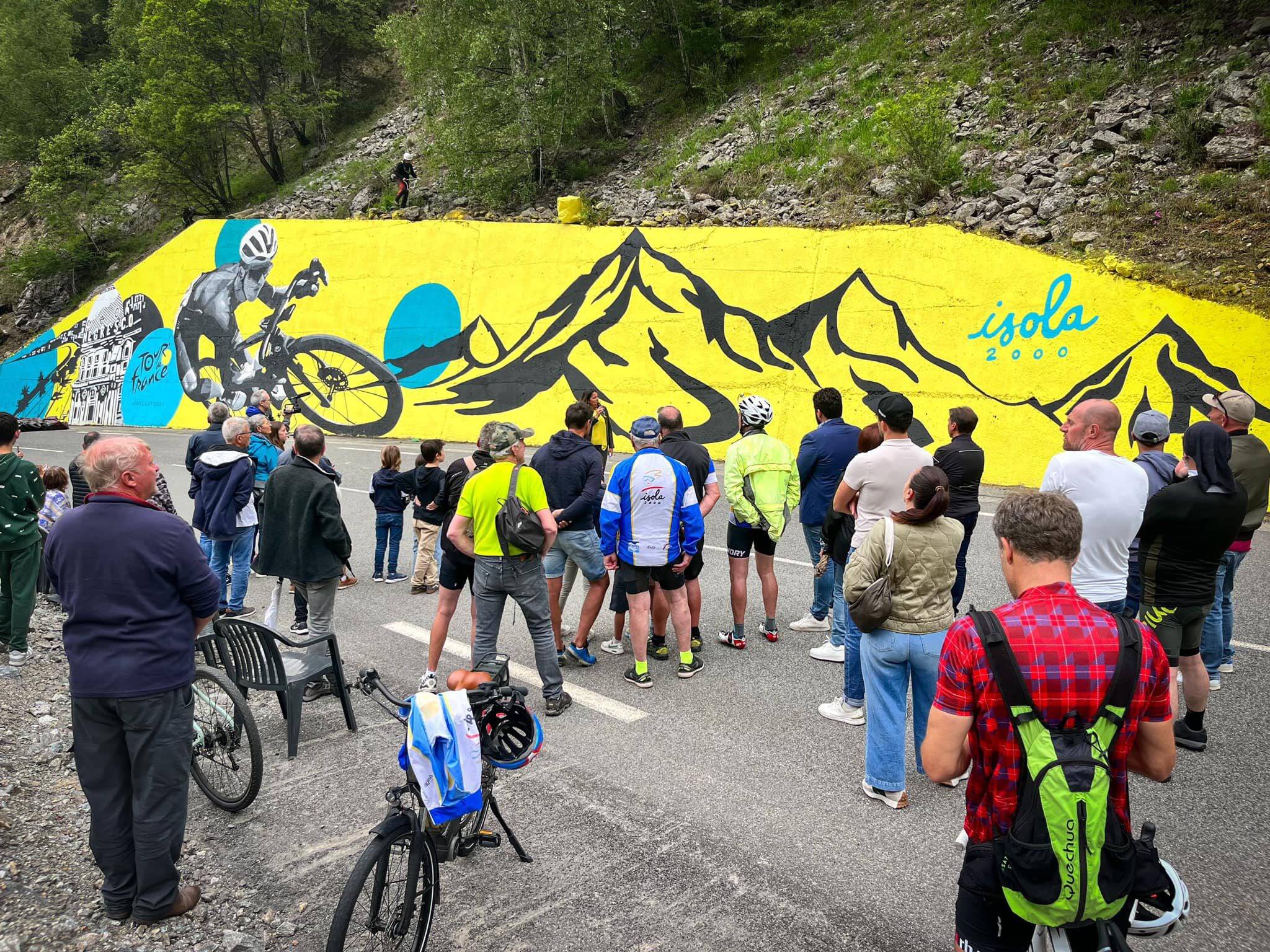 À quelques semaines du passage de la Grande boucle, ce village inaugure une imposante fresque aux couleurs du Tour de France