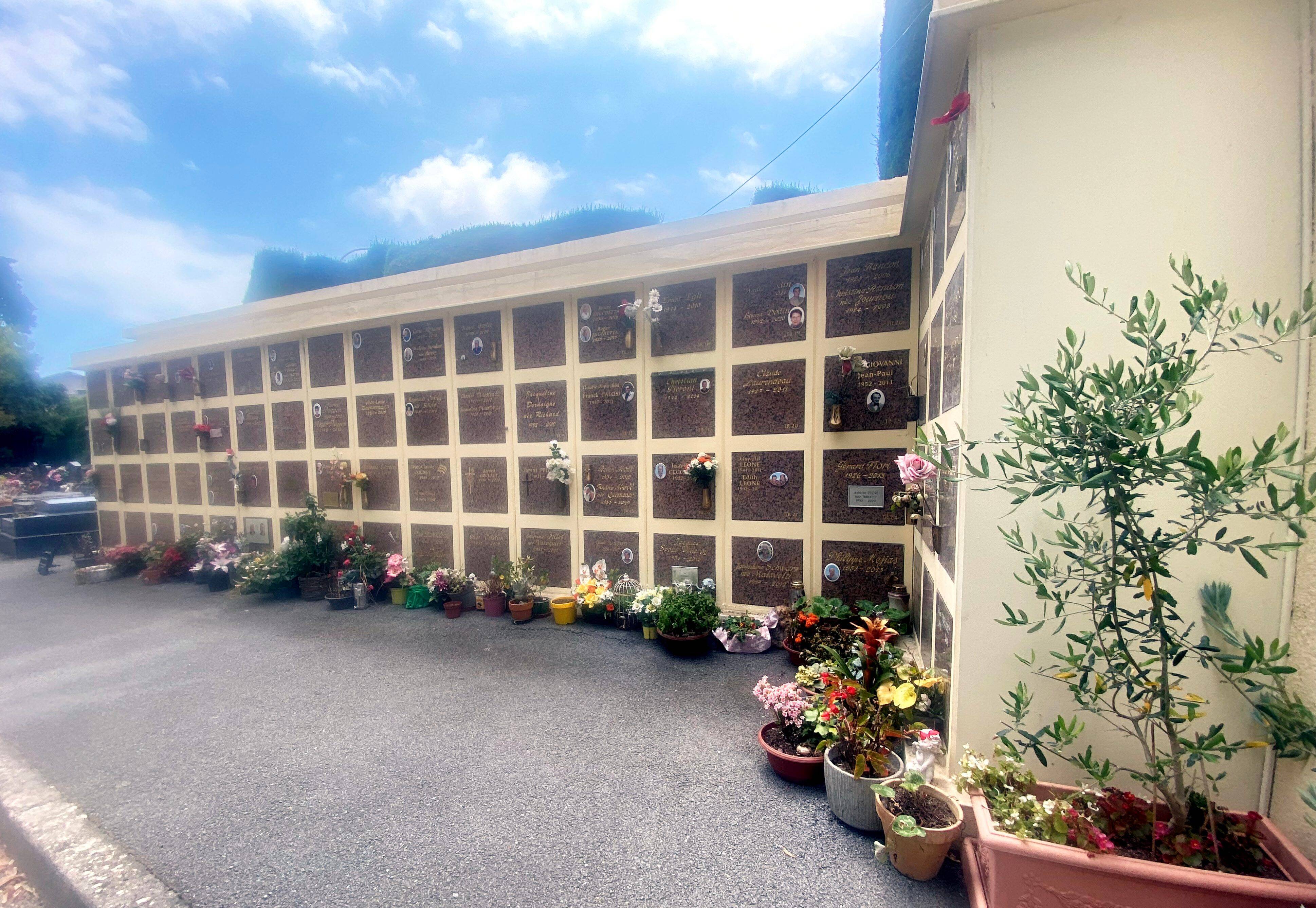Trop de fleurs et d'objets au pied du columbarium d'Antibes? La décision radicale des affaires funéraires "sans préavis aux familles"