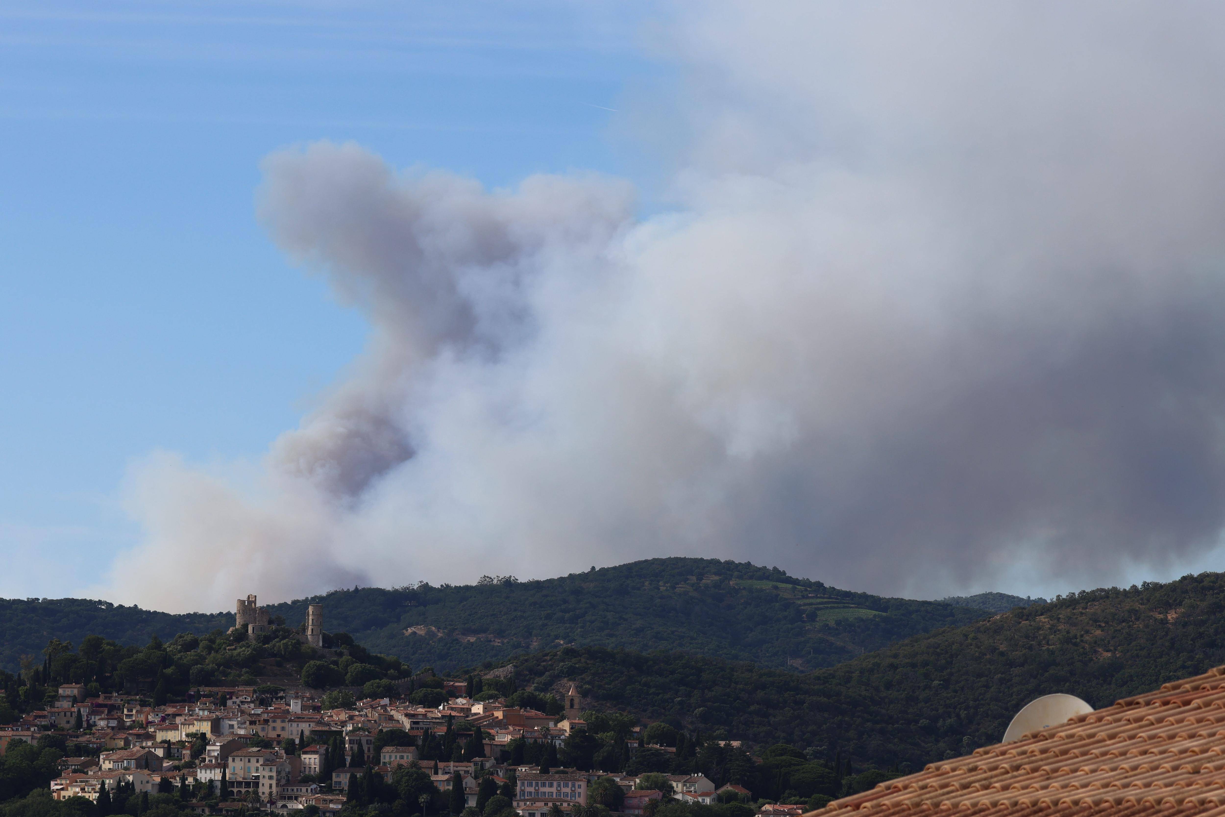 Feu dans le massif des Maures: trois hameaux en cours d'évacuation au Plan-de-la-Tour